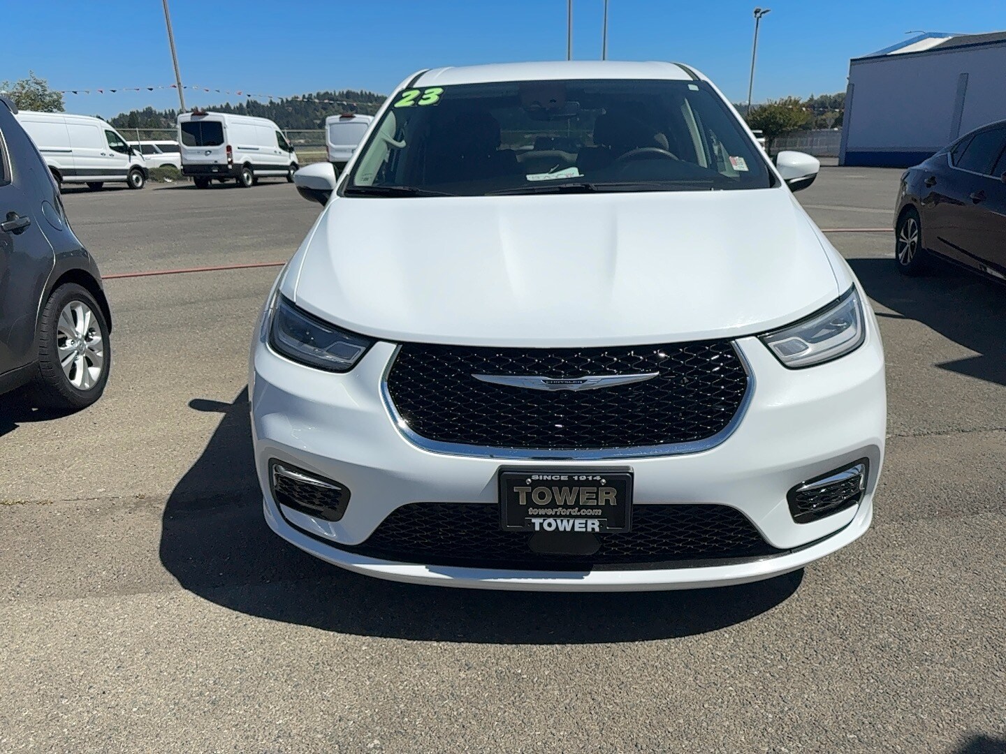 2023 Chrysler Pacifica Touring L photo 2