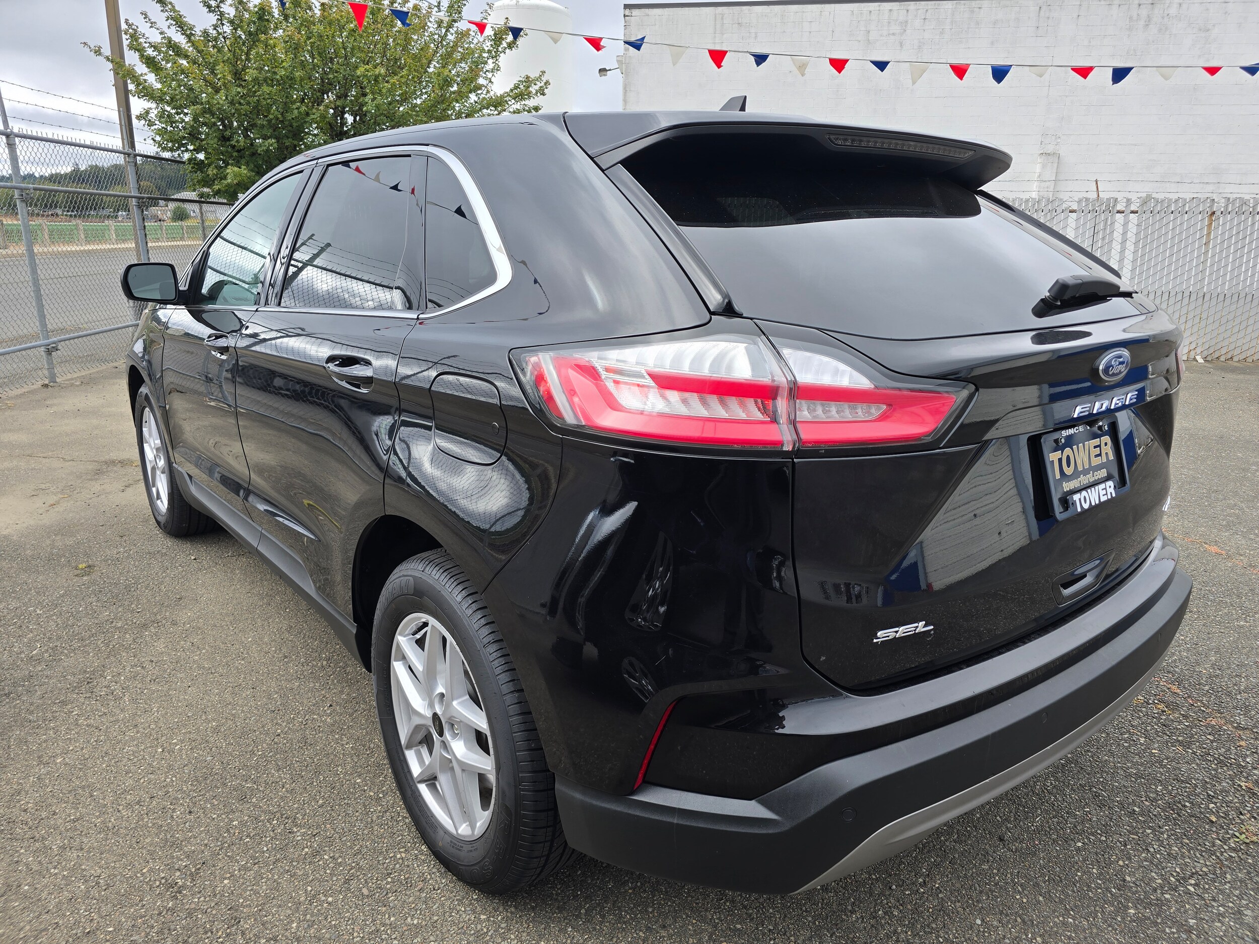 2024 Ford Edge SEL photo 2