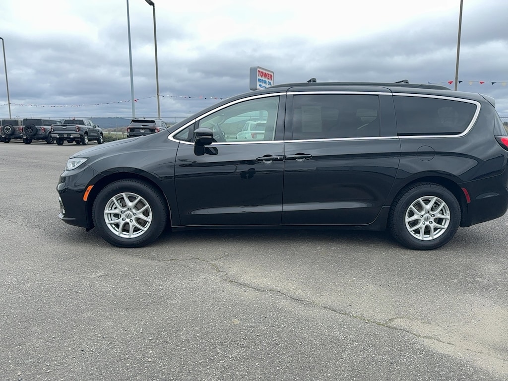 Used 2022 Chrysler Pacifica Tourin VAN PASSENGE