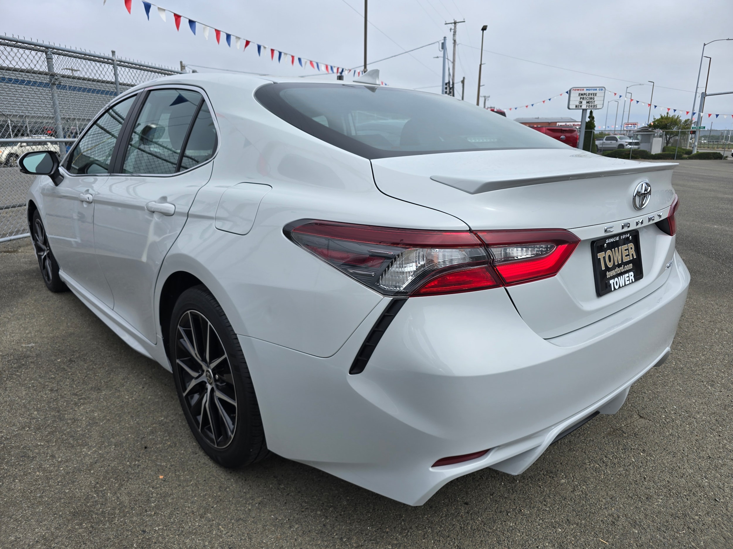 2023 Toyota Camry SE - Photo 9