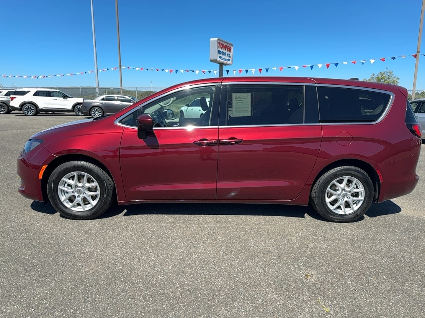 2022 Chrysler Voyager LX's photo