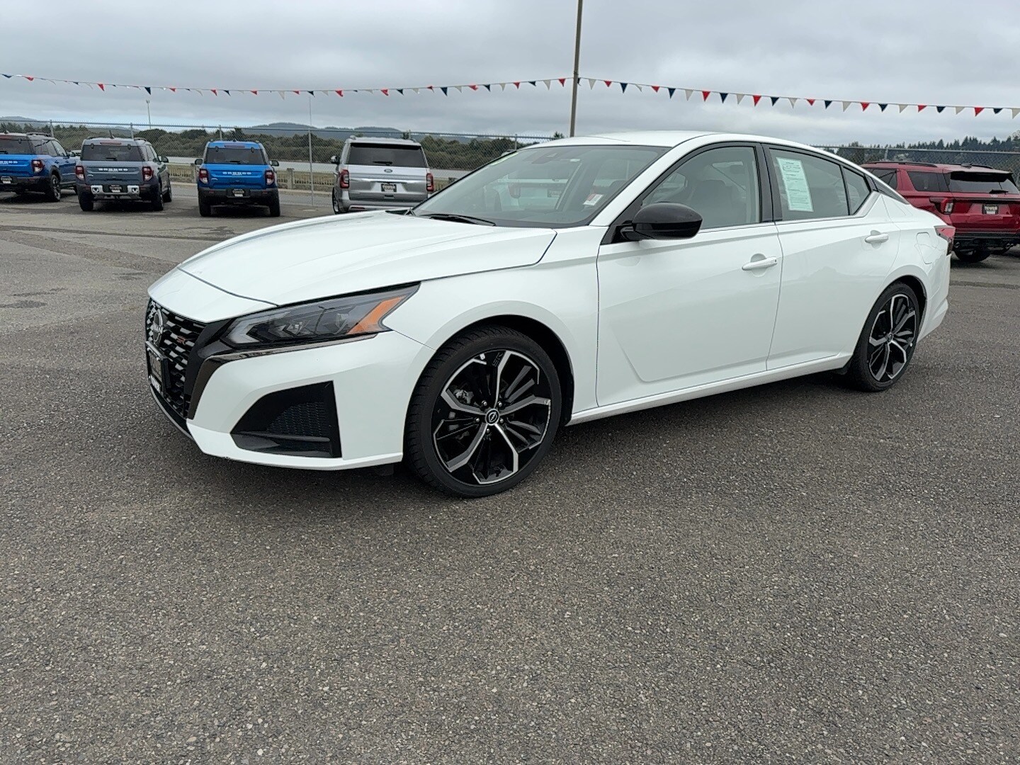 2023 Nissan Altima SR photo 2