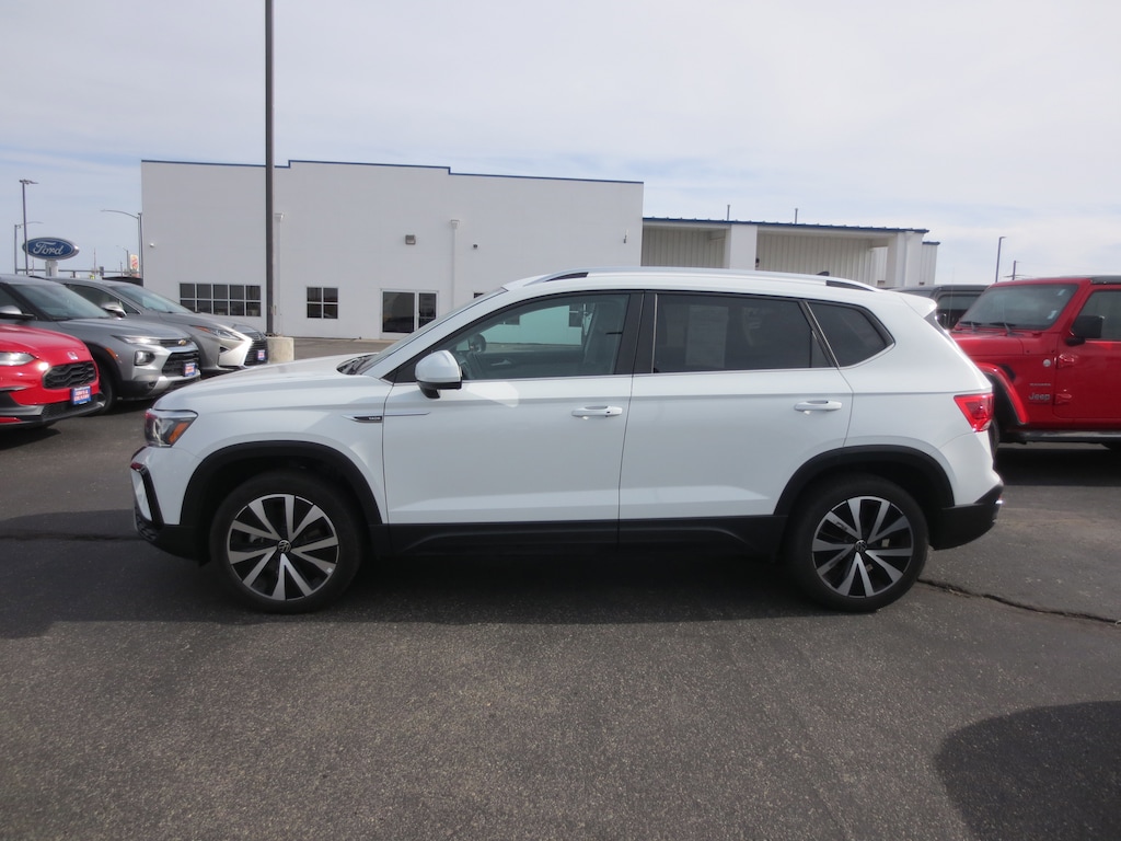 Used 2024 Volkswagen Taos SE SE FWD