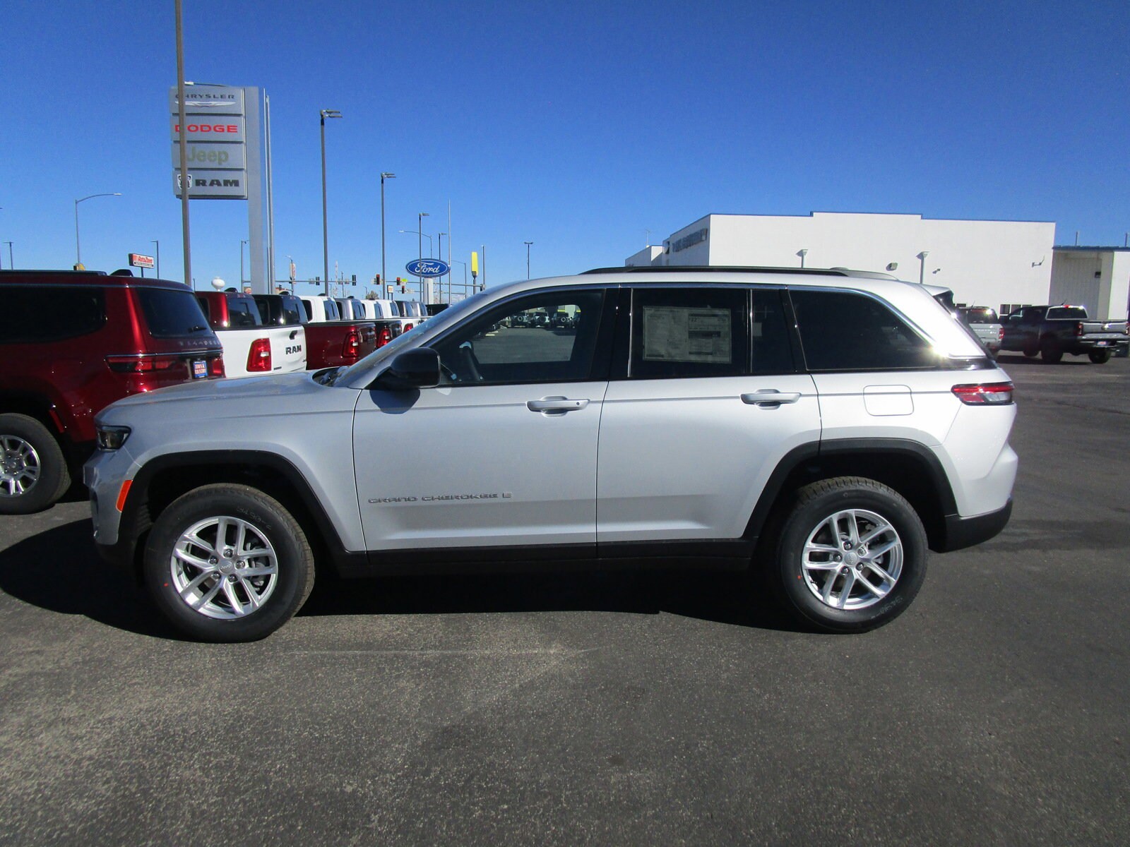 2025 Jeep Grand Cherokee Laredo photo 2