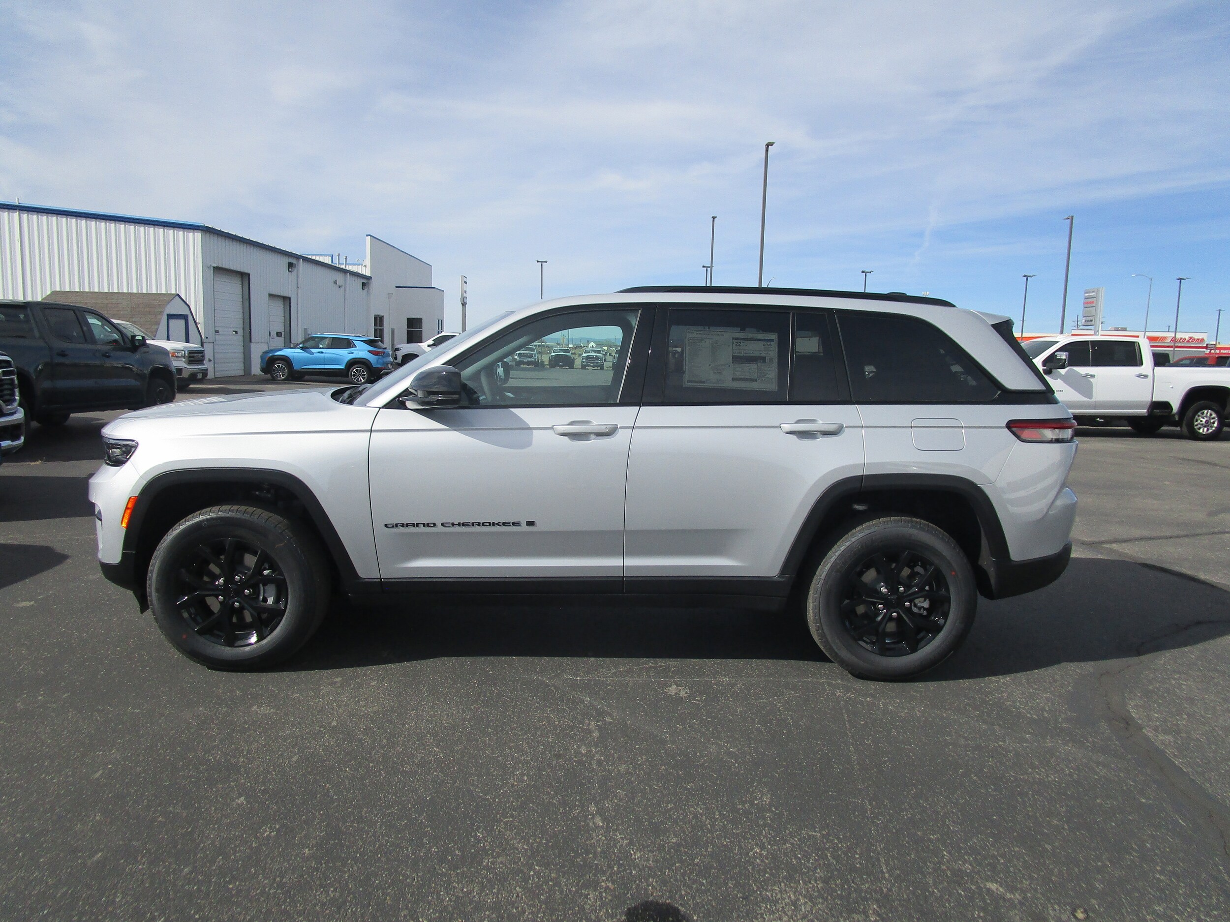 2025 Jeep Grand Cherokee Laredo photo 2