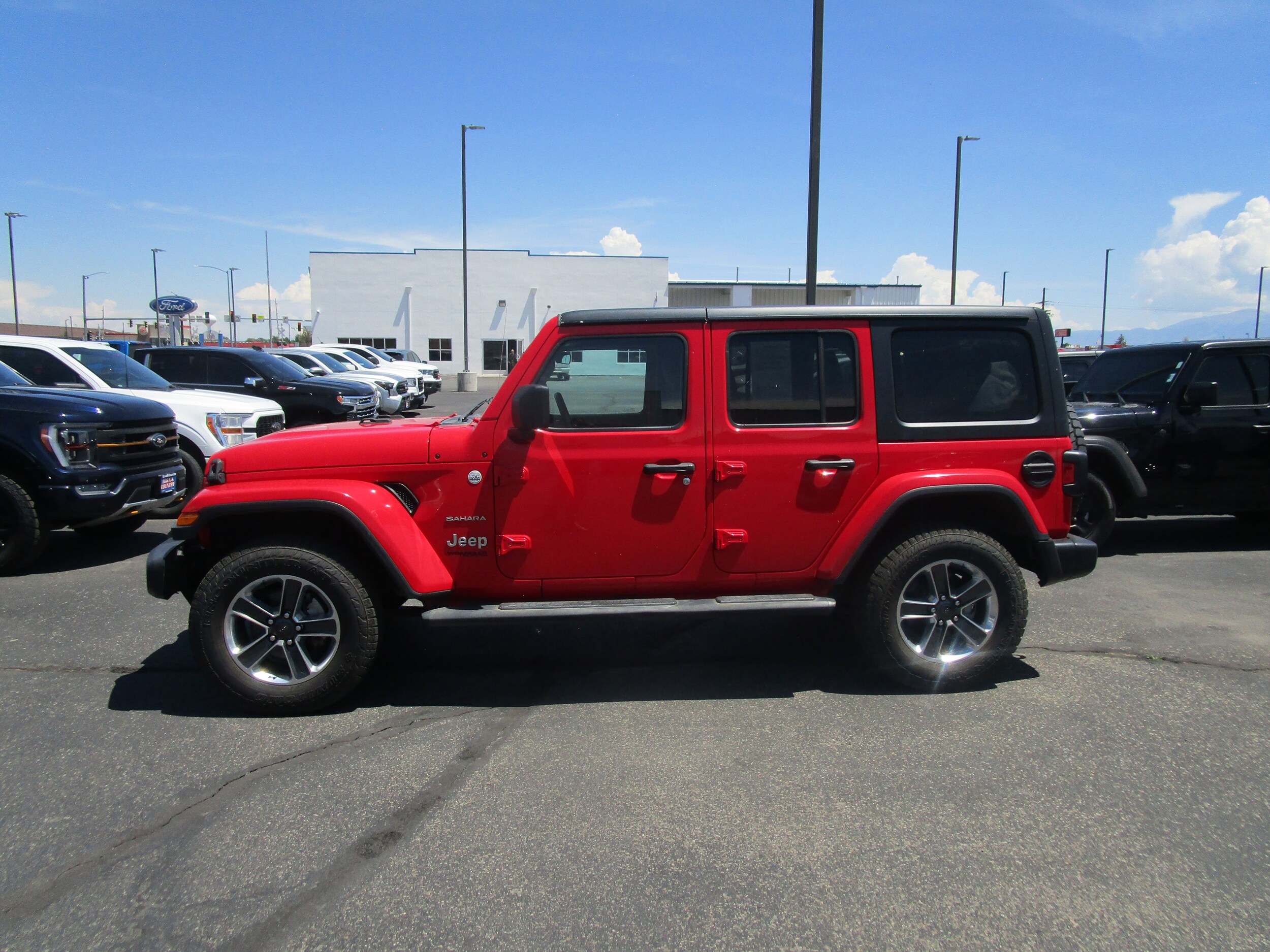 2021 Jeep Wrangler Unlimited Sahara photo 2