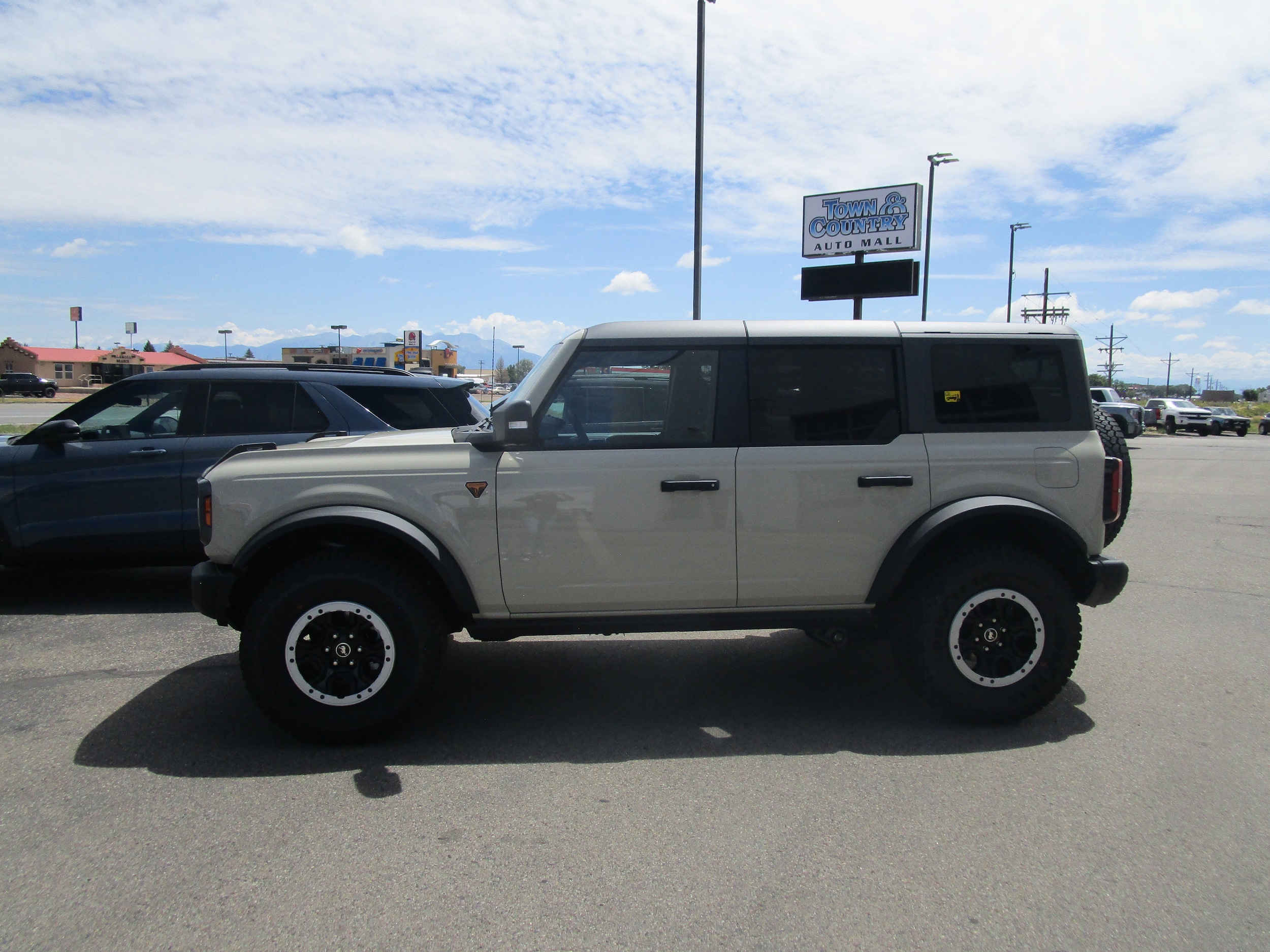 2025 Ford Bronco Badlands photo 2