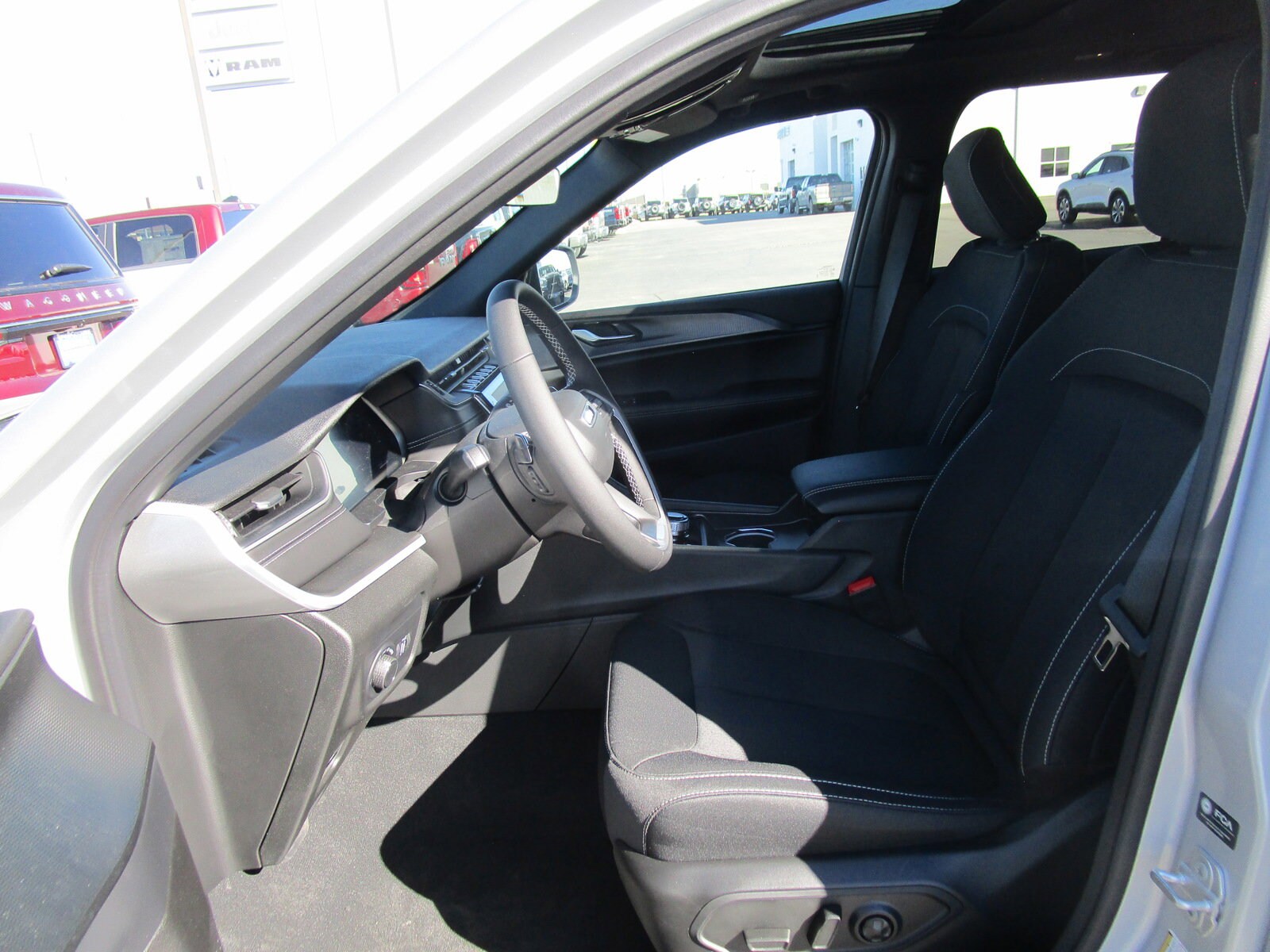 2025 Jeep Grand Cherokee Laredo photo 4