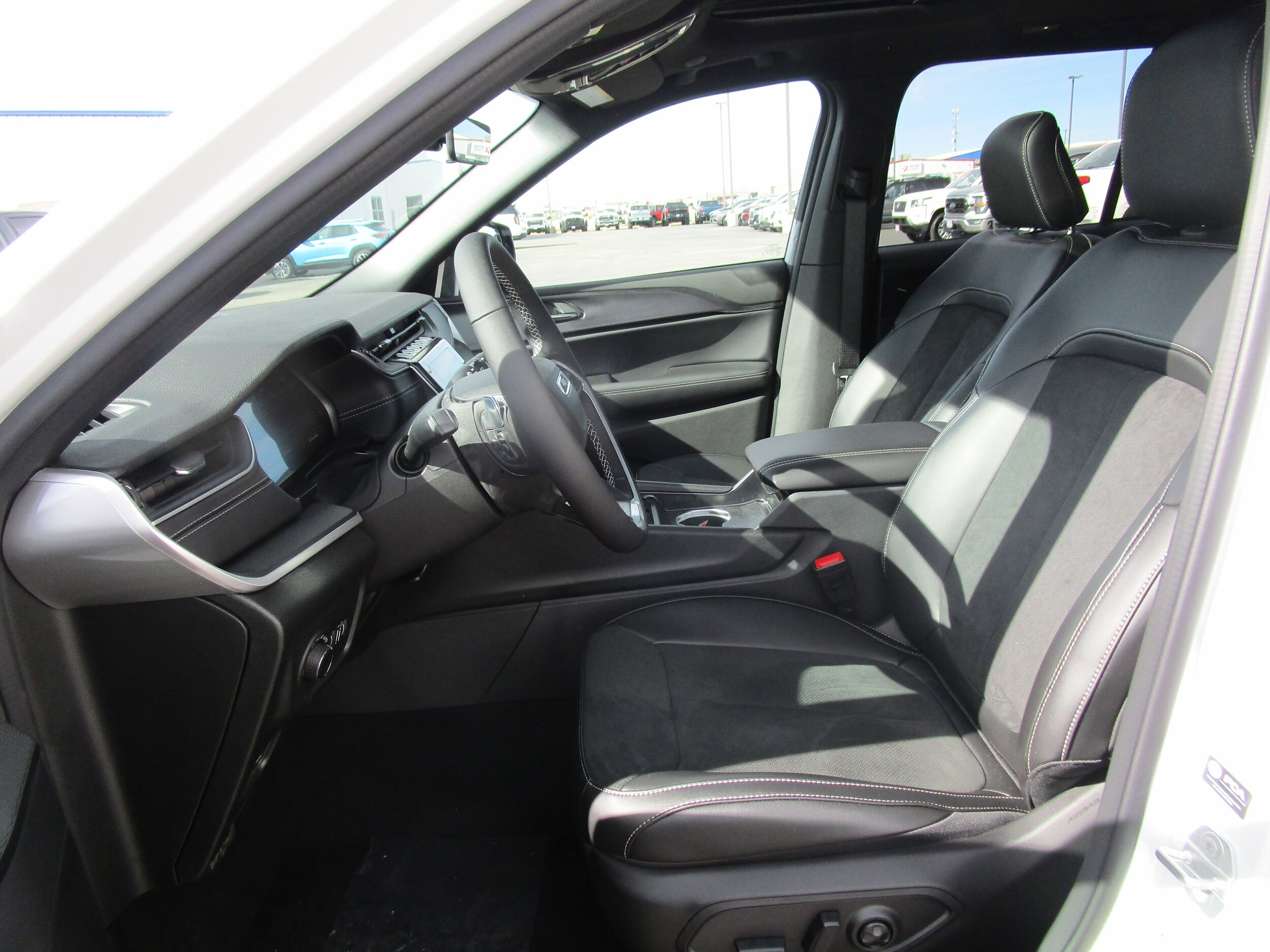 2025 Jeep Grand Cherokee Laredo photo 3