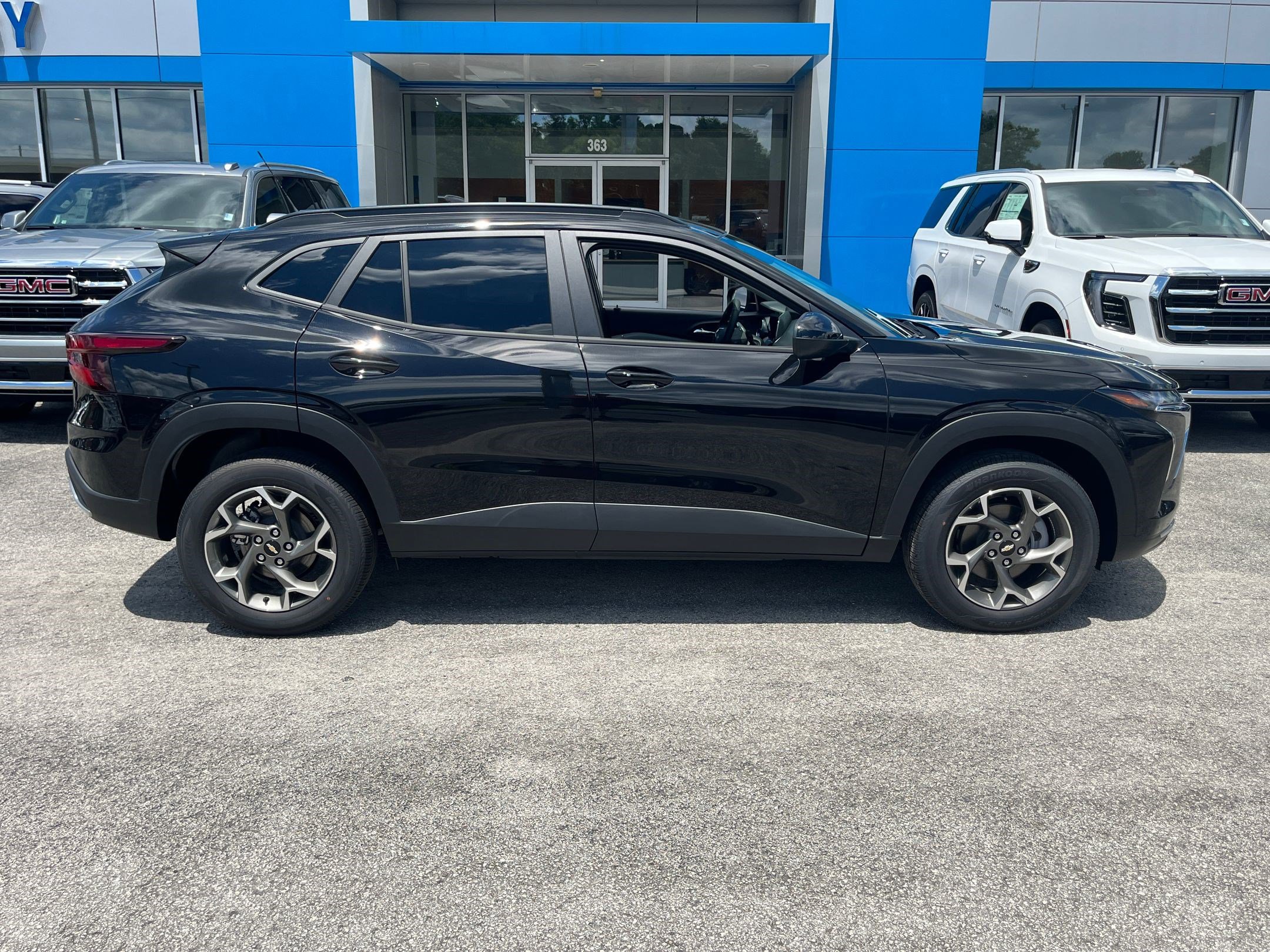 2025 Chevrolet Trax LT photo 2