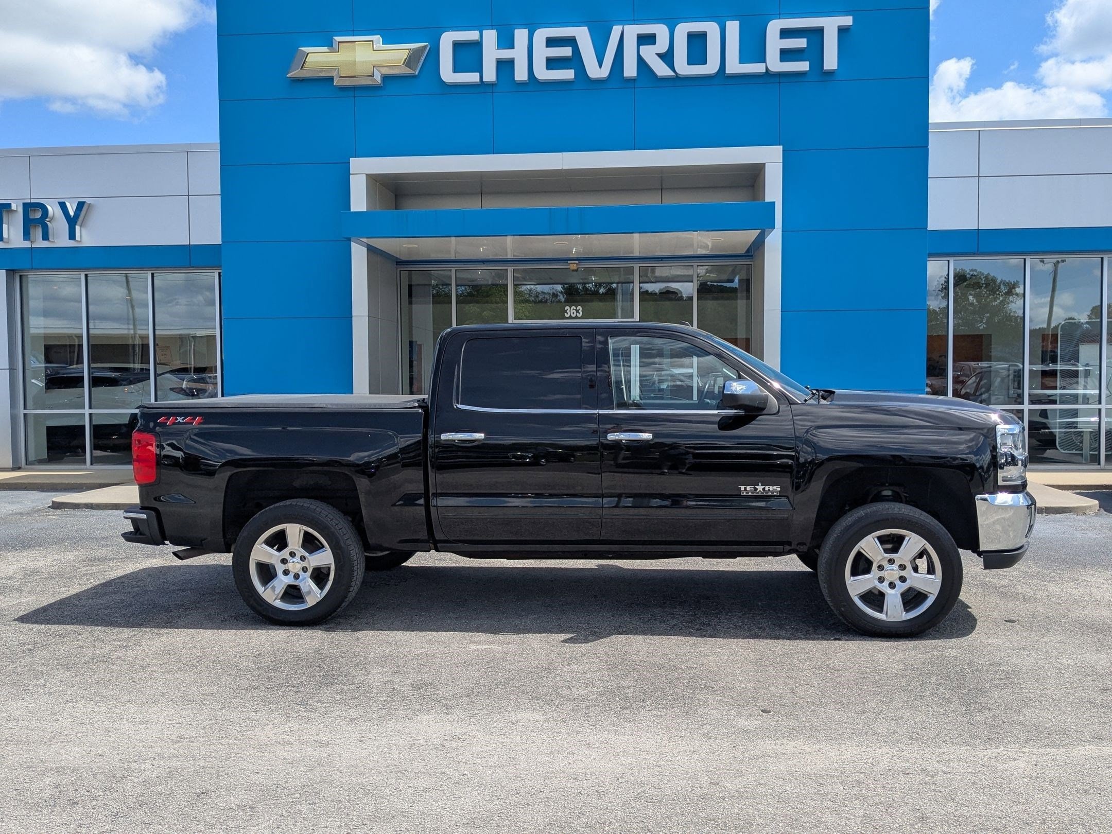 Used 2018 Chevrolet Silverado 1500 LT with VIN 3GCUKREC2JG561512 for sale in Whiteville, NC