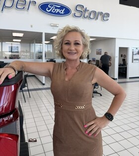 Staff member Evelyn Kyte from ID_27dc57