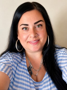 Staff member Stephanie Thomas from ID_409d00