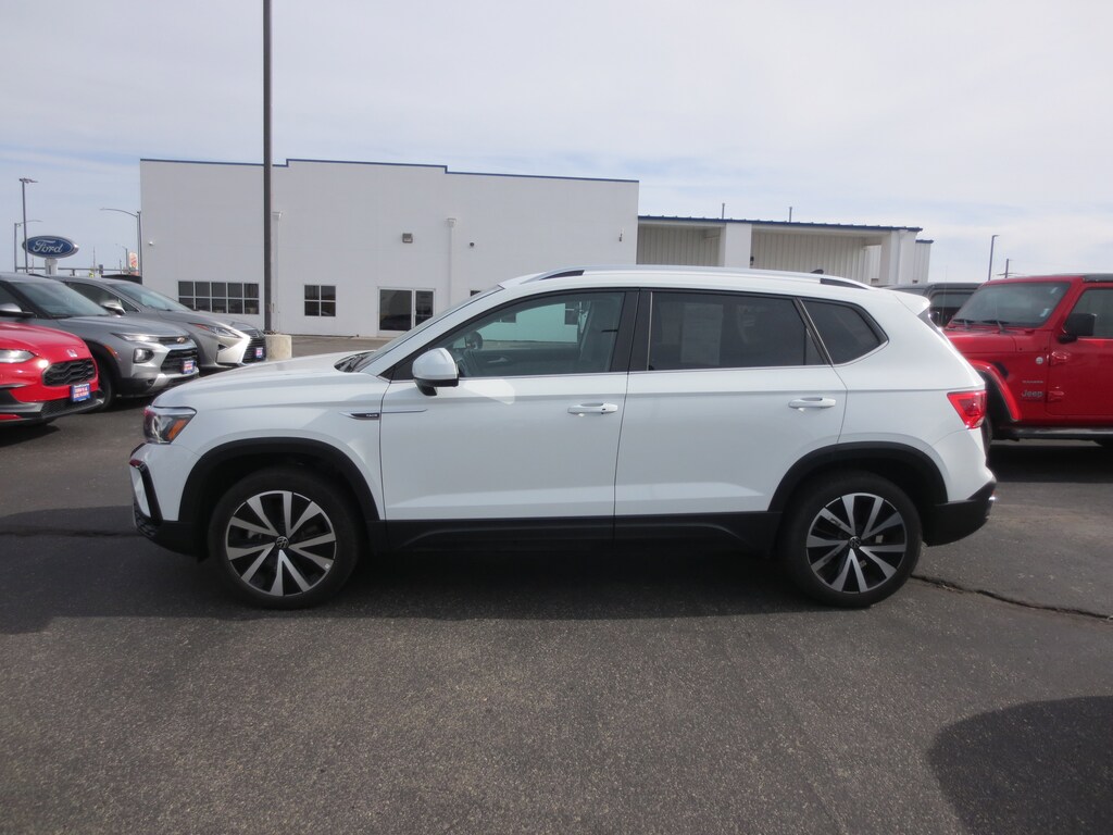 Used 2024 Volkswagen Taos SE SE FWD