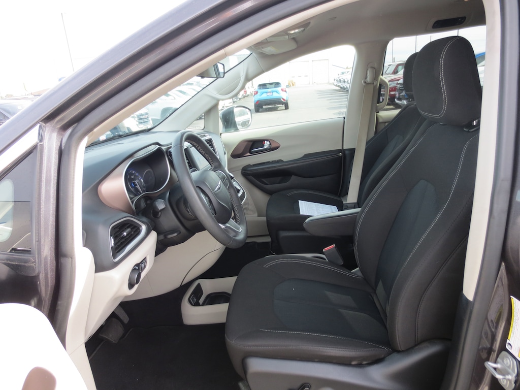 Used 2022 Chrysler Voyager LX LX FWD