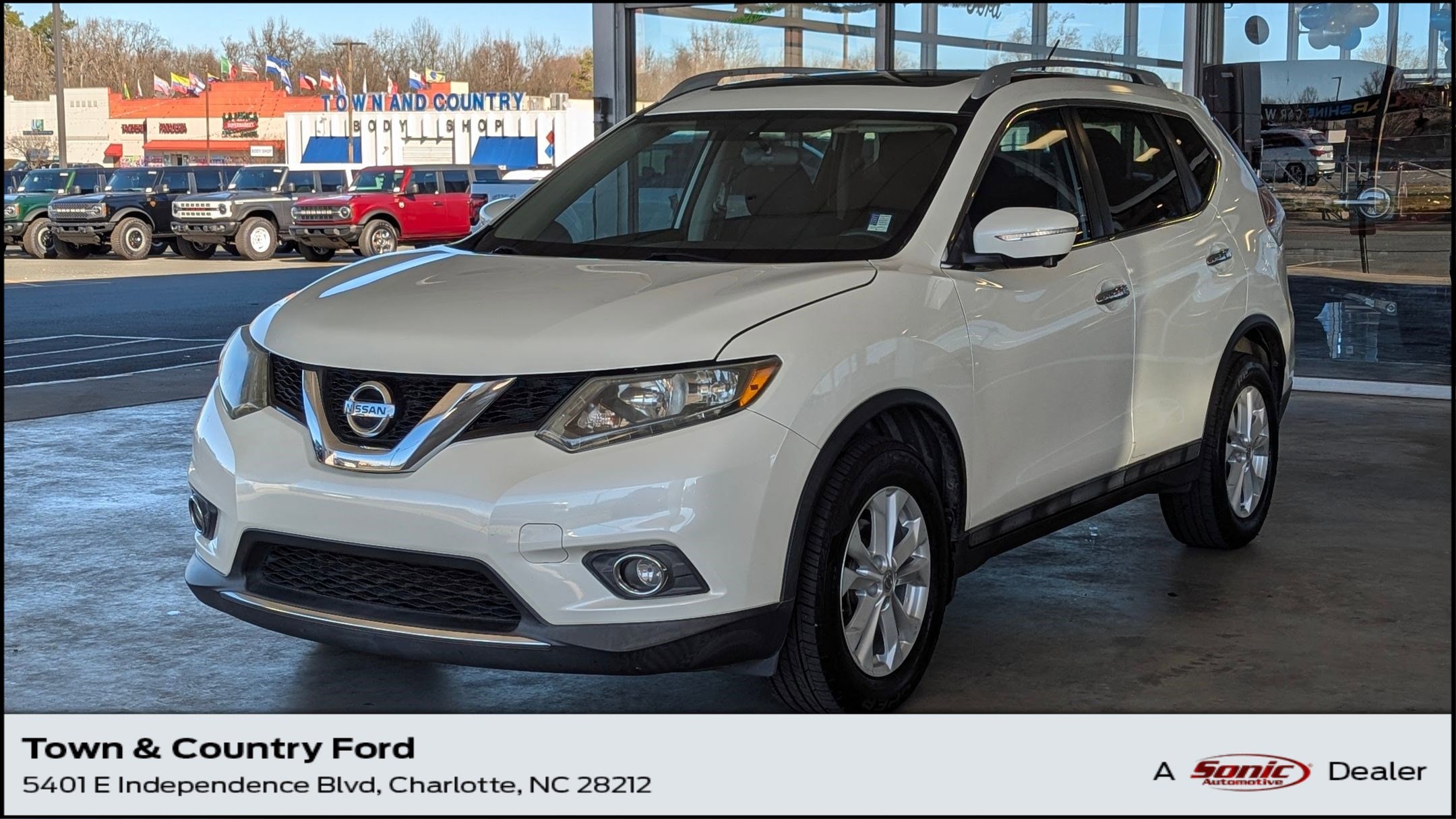 2015 Nissan Rogue SV's photo