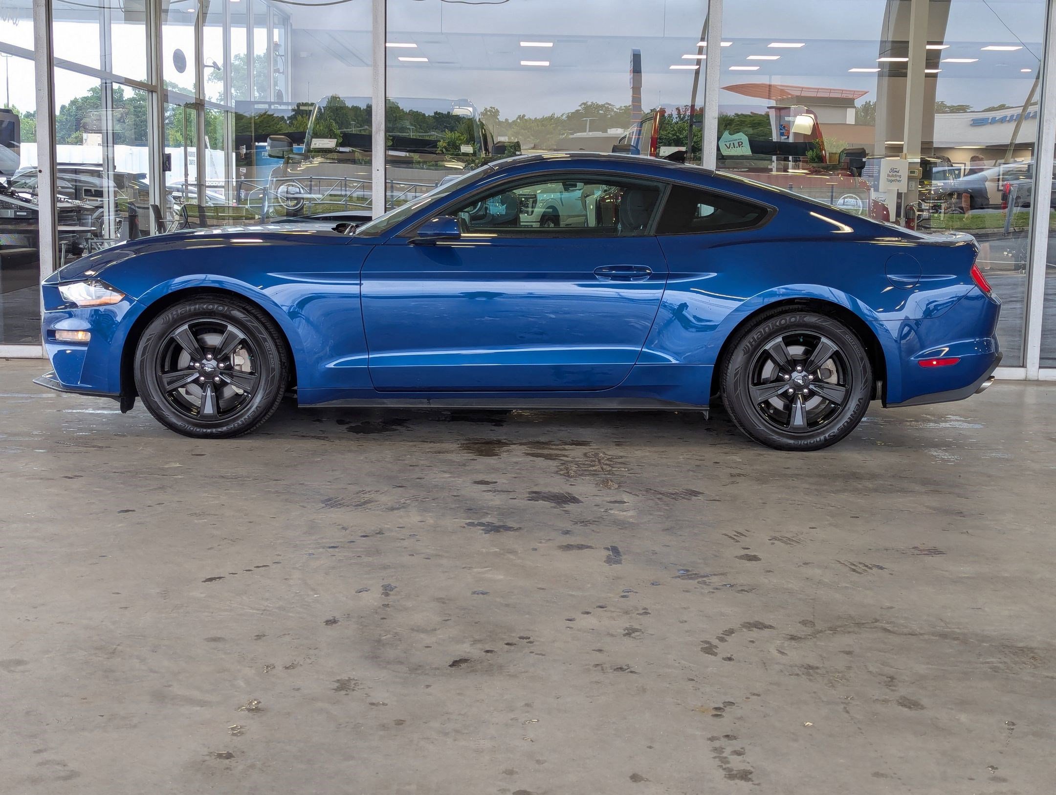 2022 Ford Mustang EcoBoost photo 2