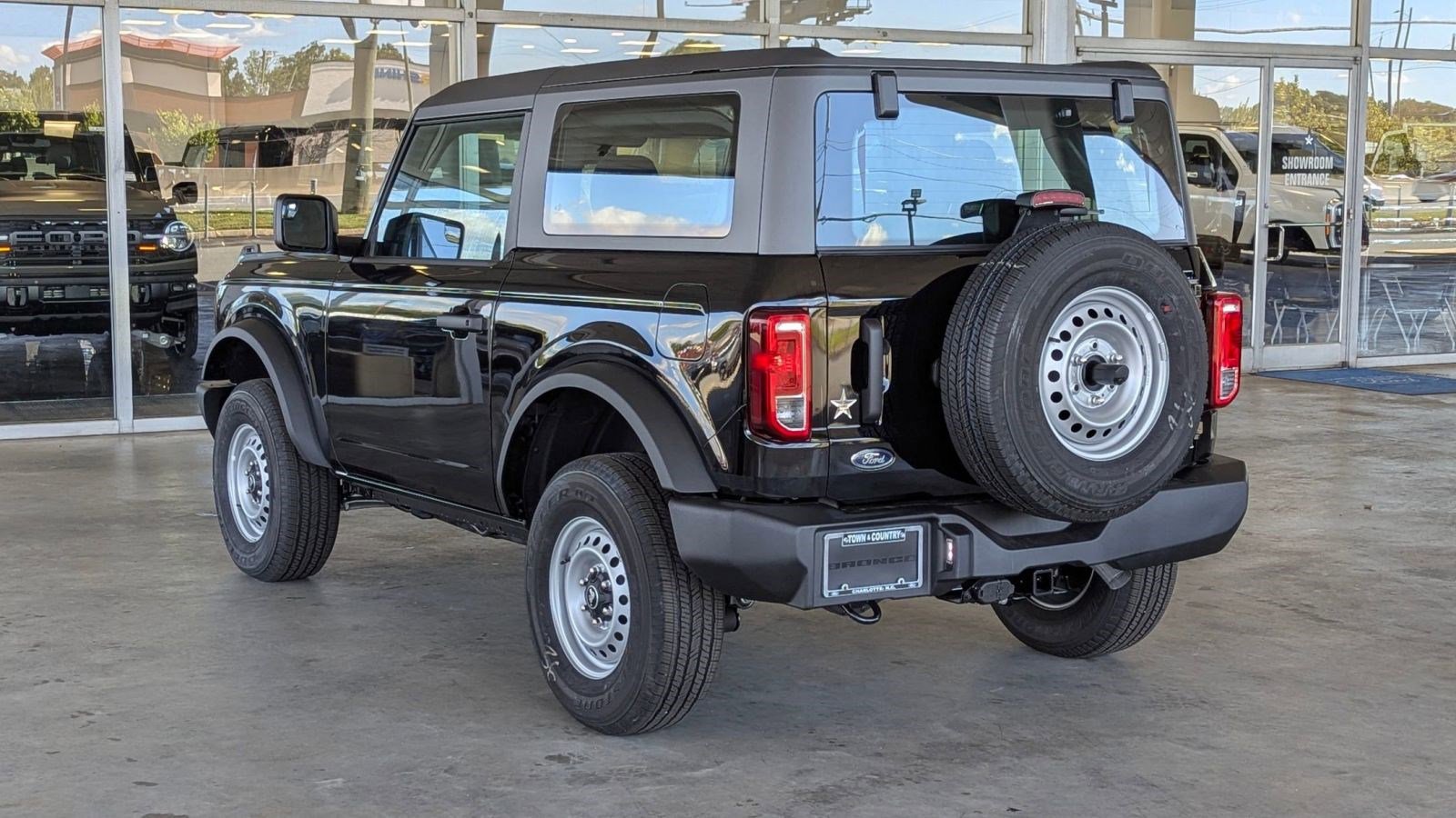 2025 Ford Bronco Base photo 3