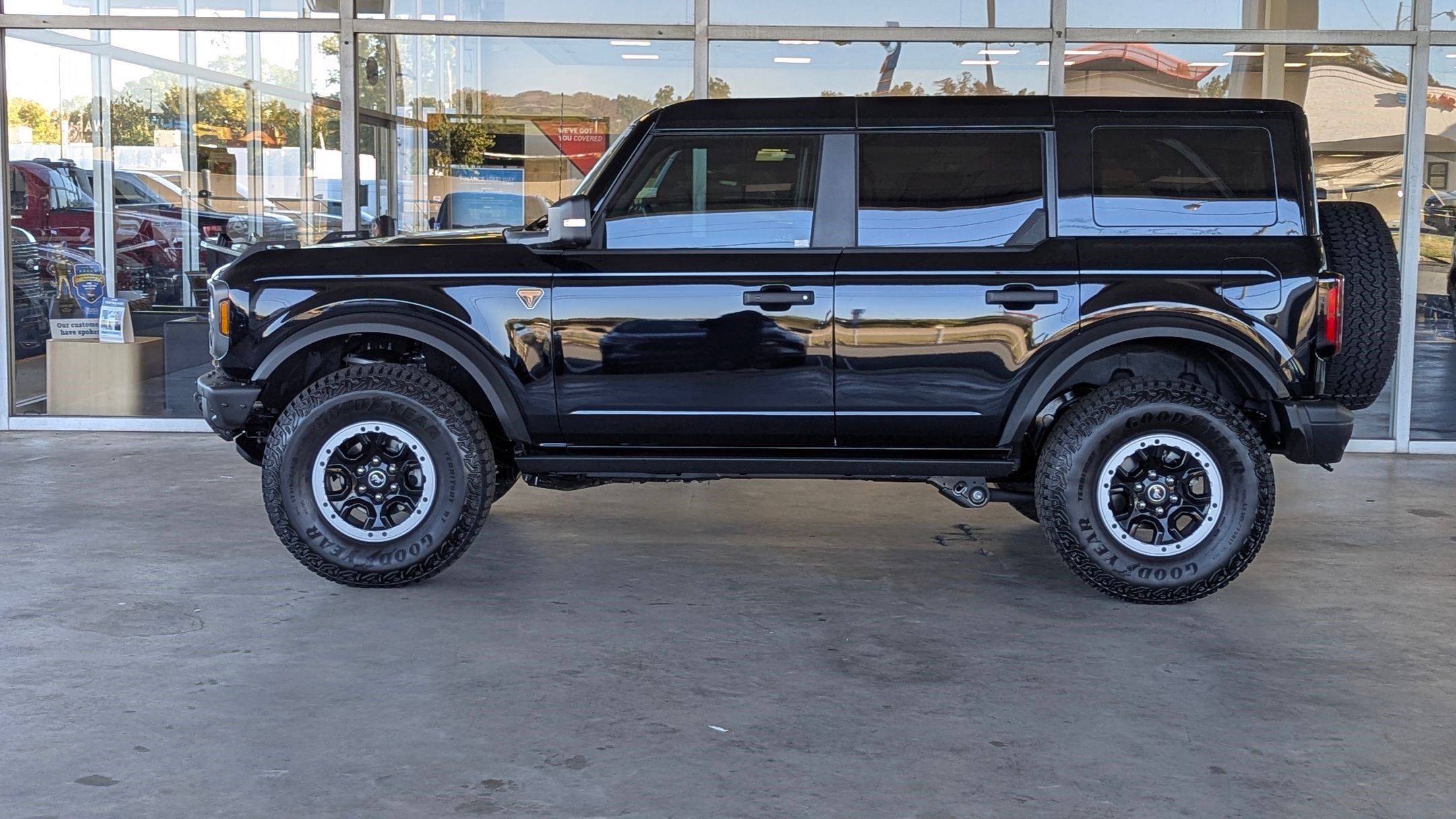2025 Ford Bronco Badlands photo 2