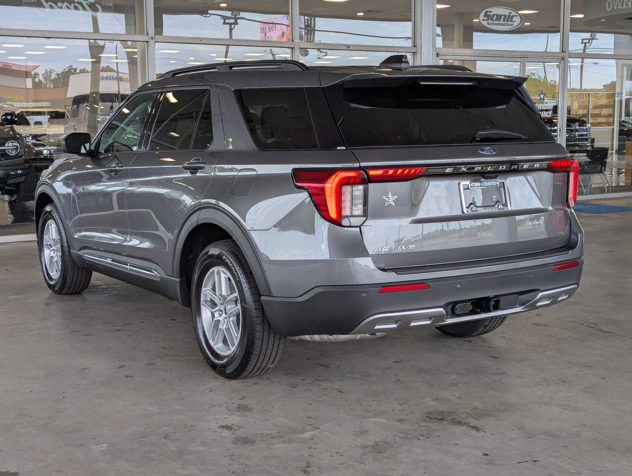 2025 Ford Explorer photo 3