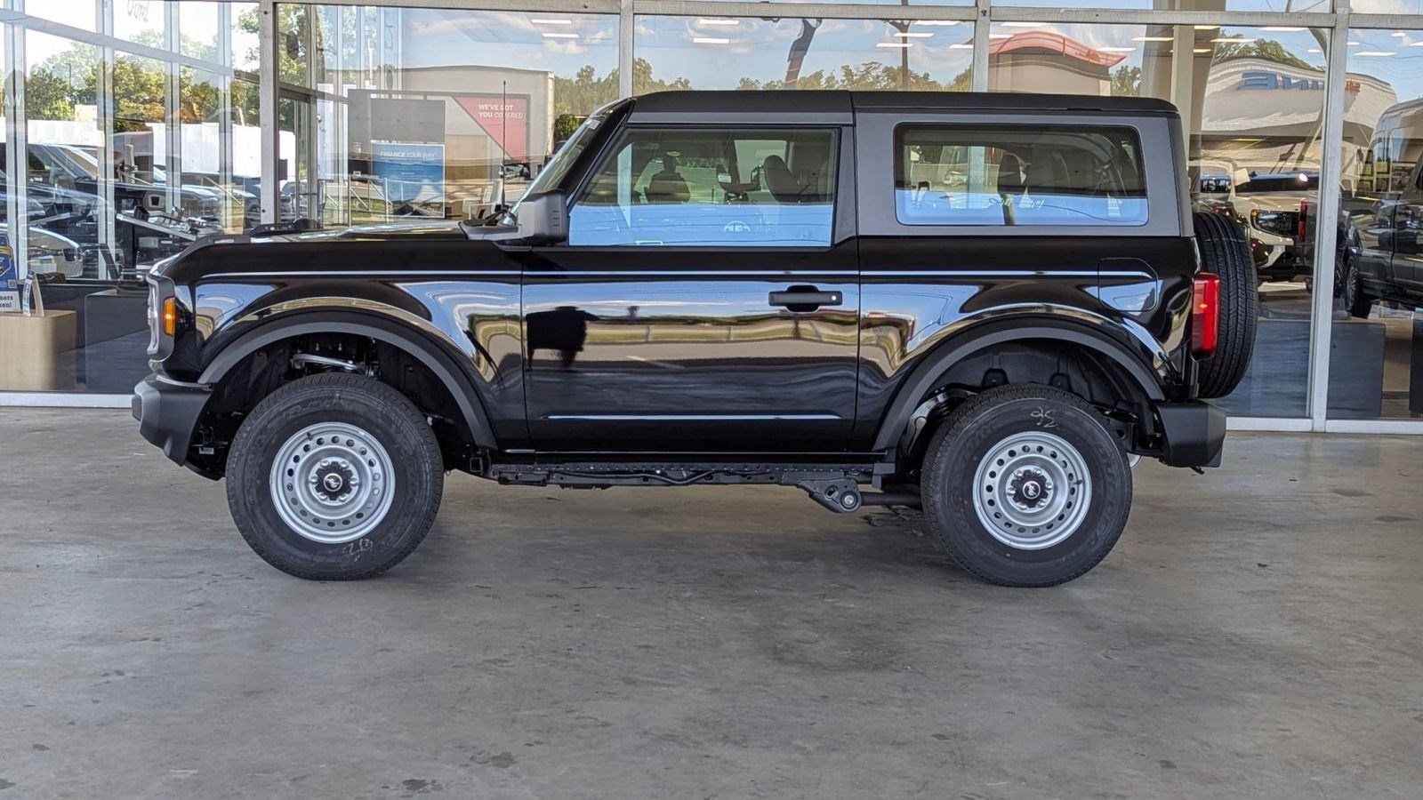 2025 Ford Bronco Base photo 2