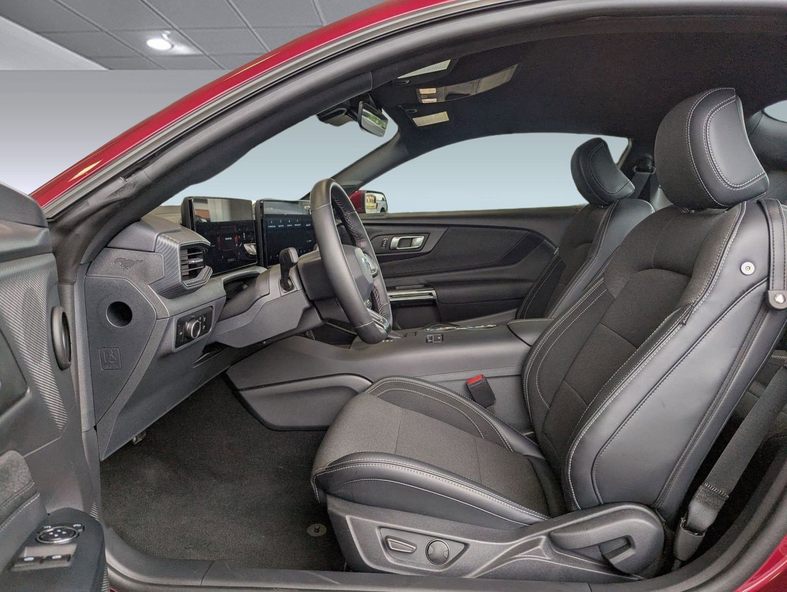 2025 Ford Mustang EcoBoost photo 4