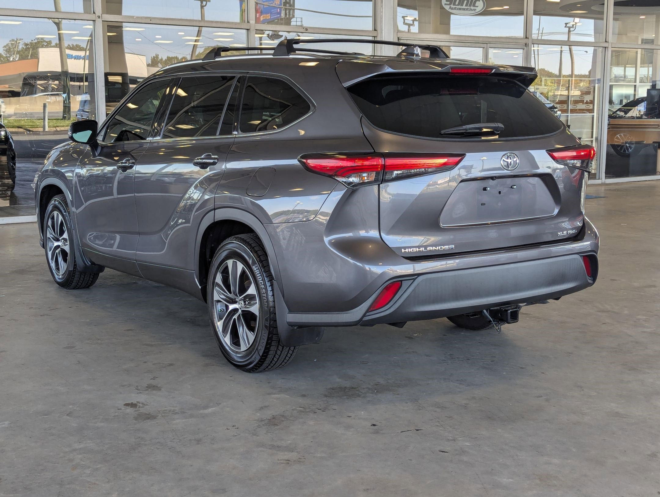 2021 Toyota Highlander XLE Sport photo 3
