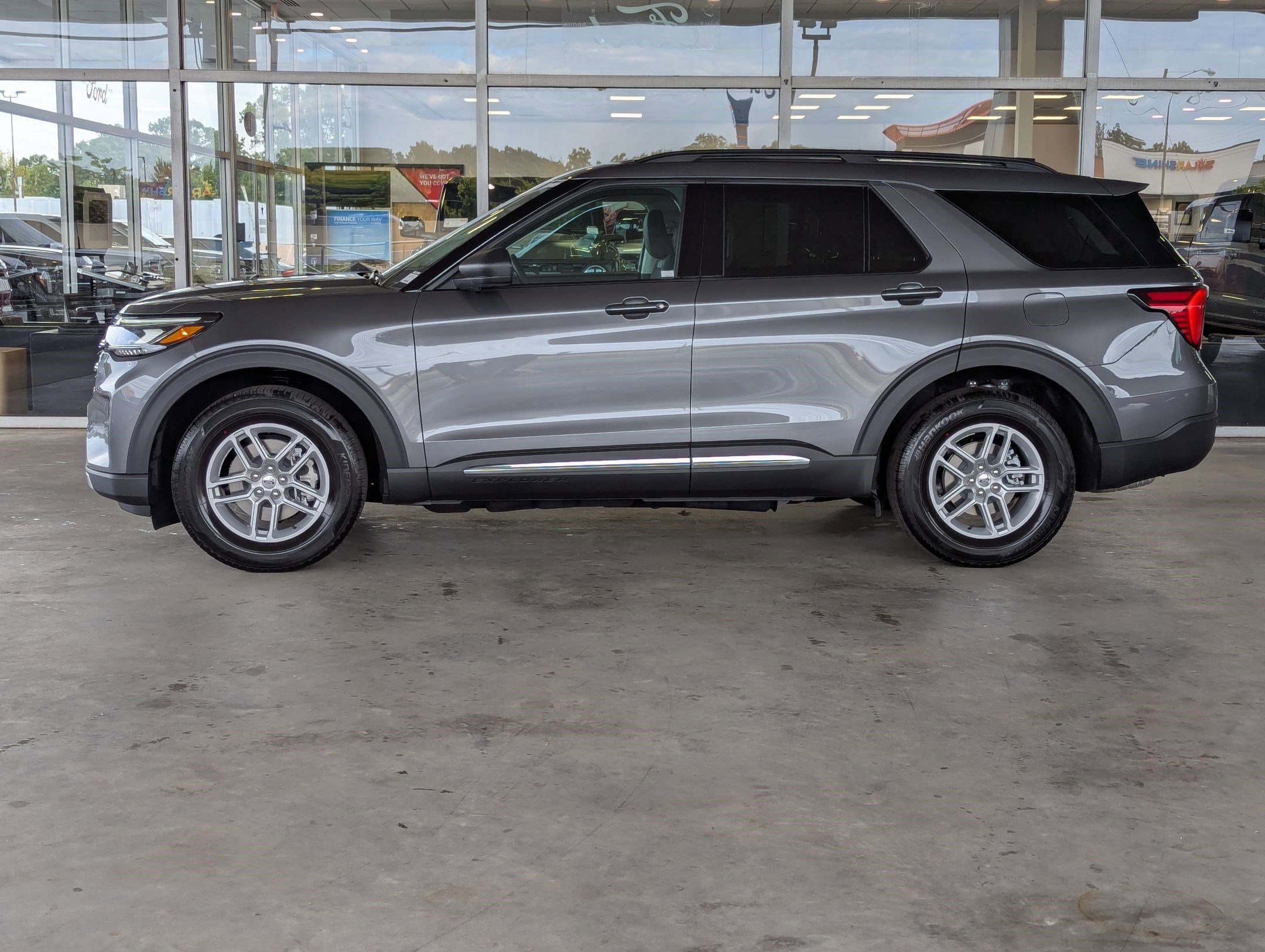 2025 Ford Explorer photo 2