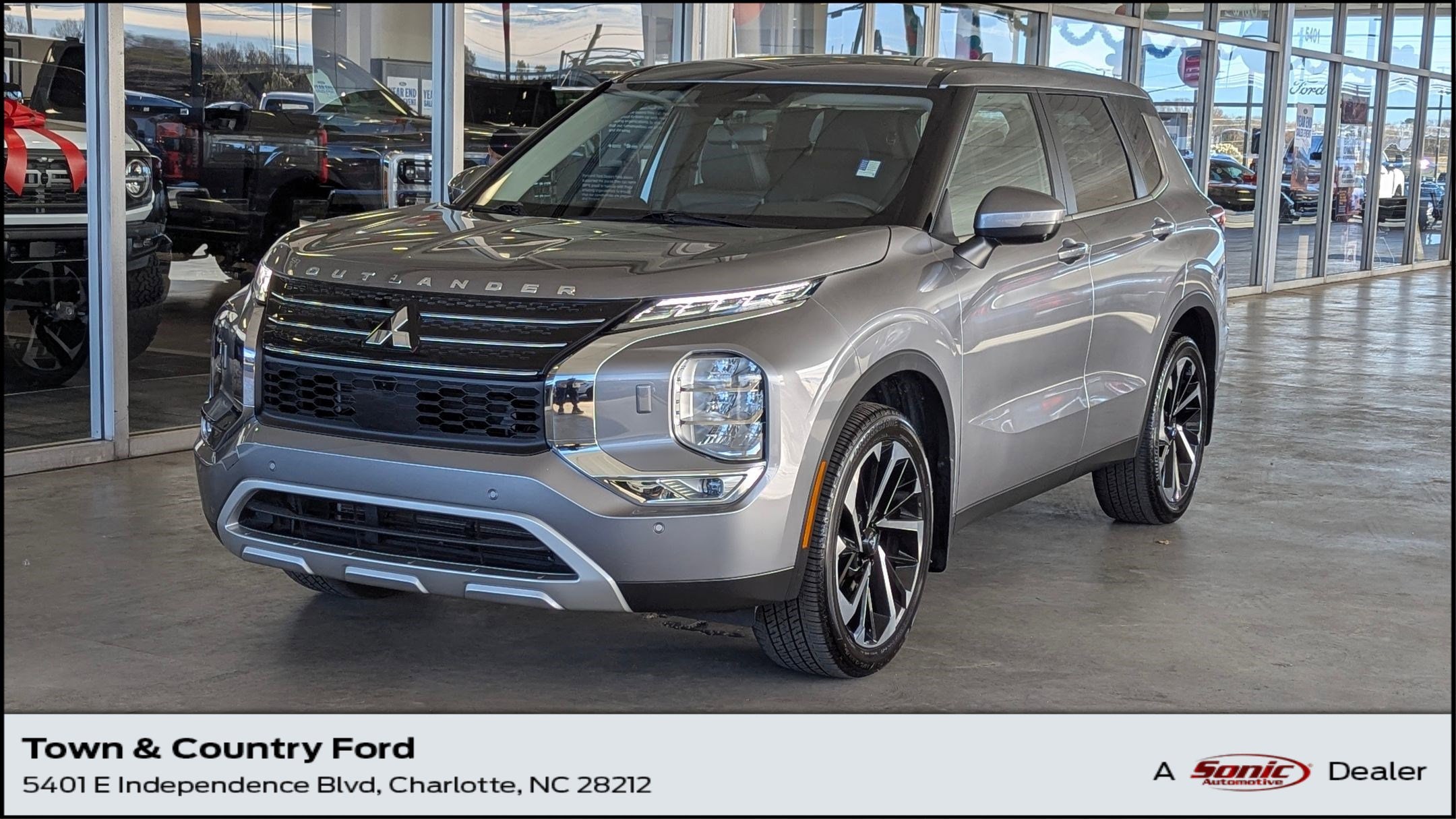 2023 Mitsubishi Outlander SE's photo