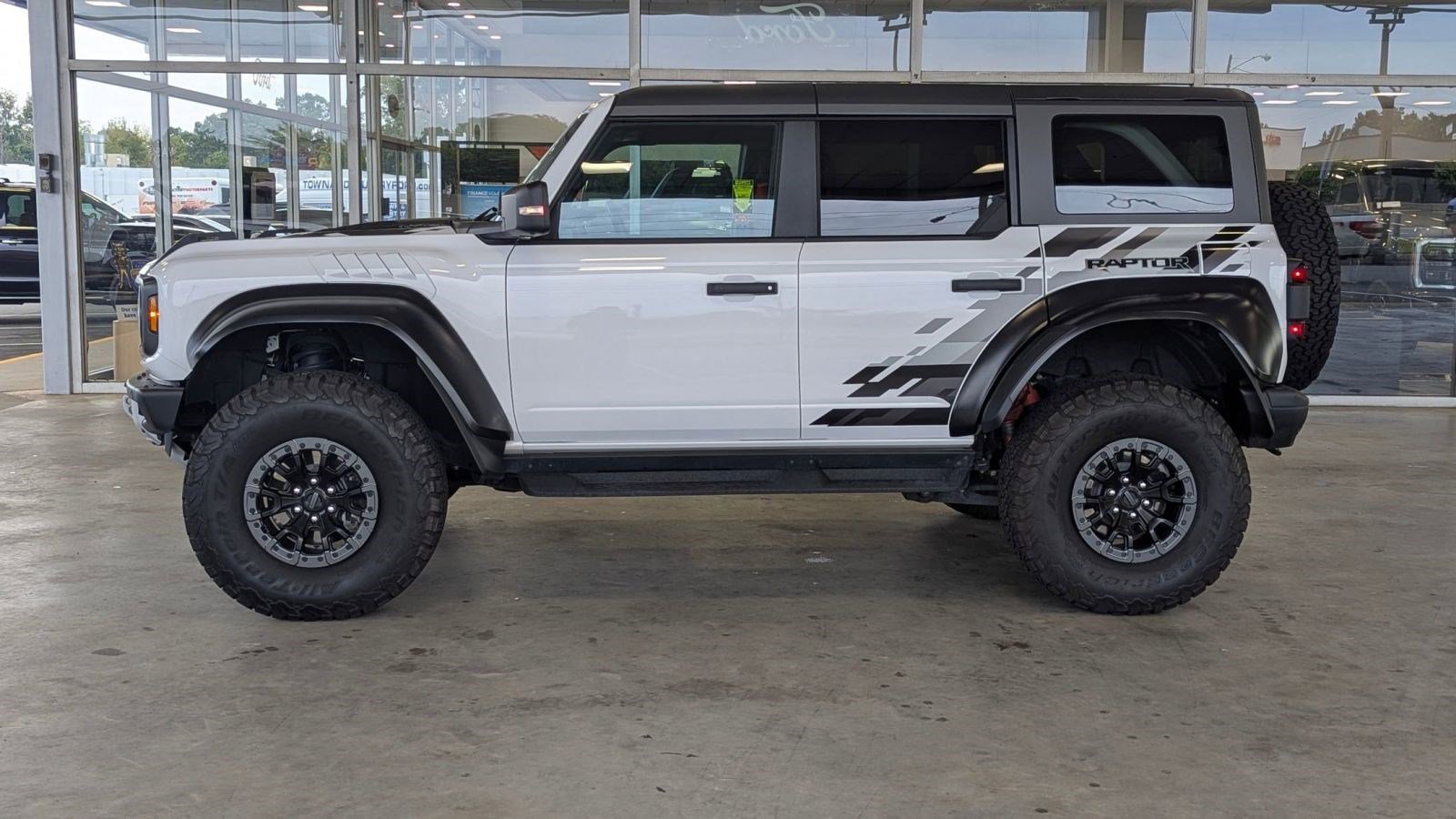 2023 Ford Bronco Raptor photo 2