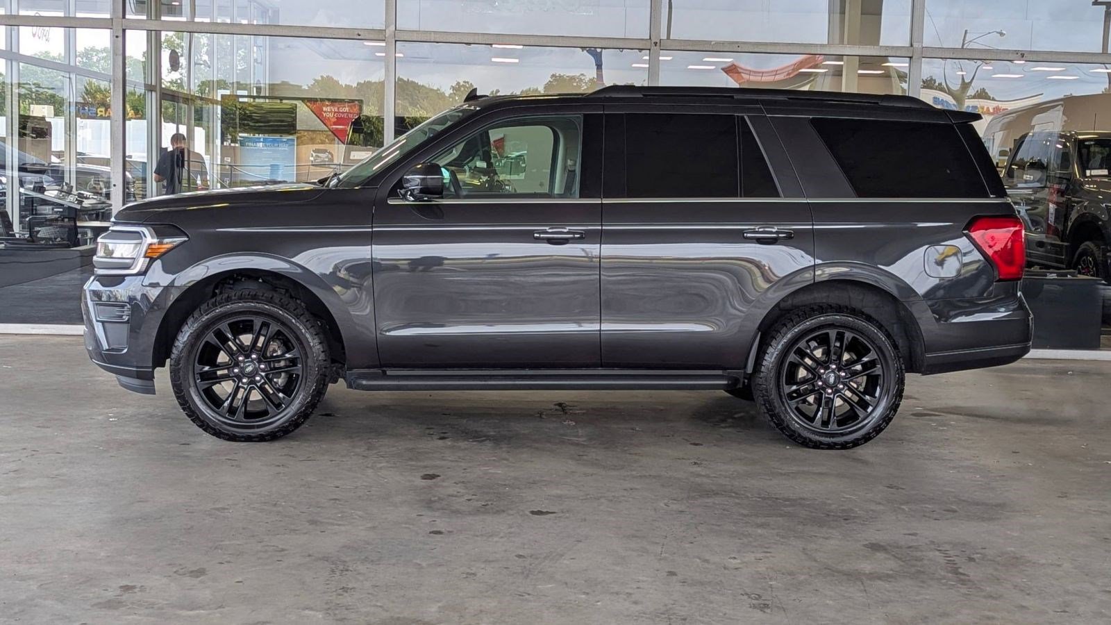2024 Ford Expedition XLT photo 2