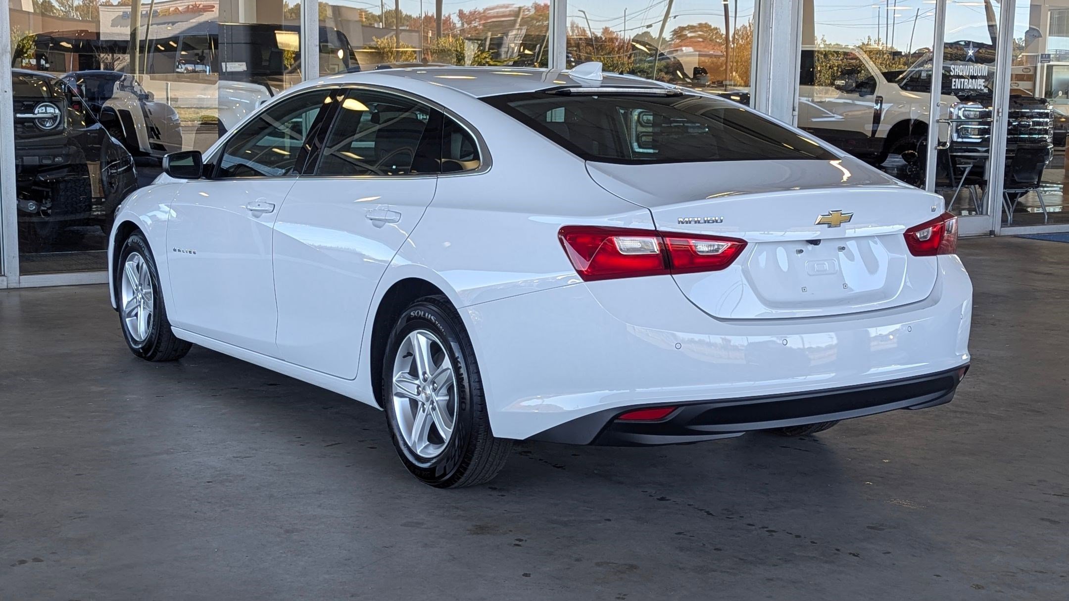 2023 Chevrolet Malibu 1LT photo 2