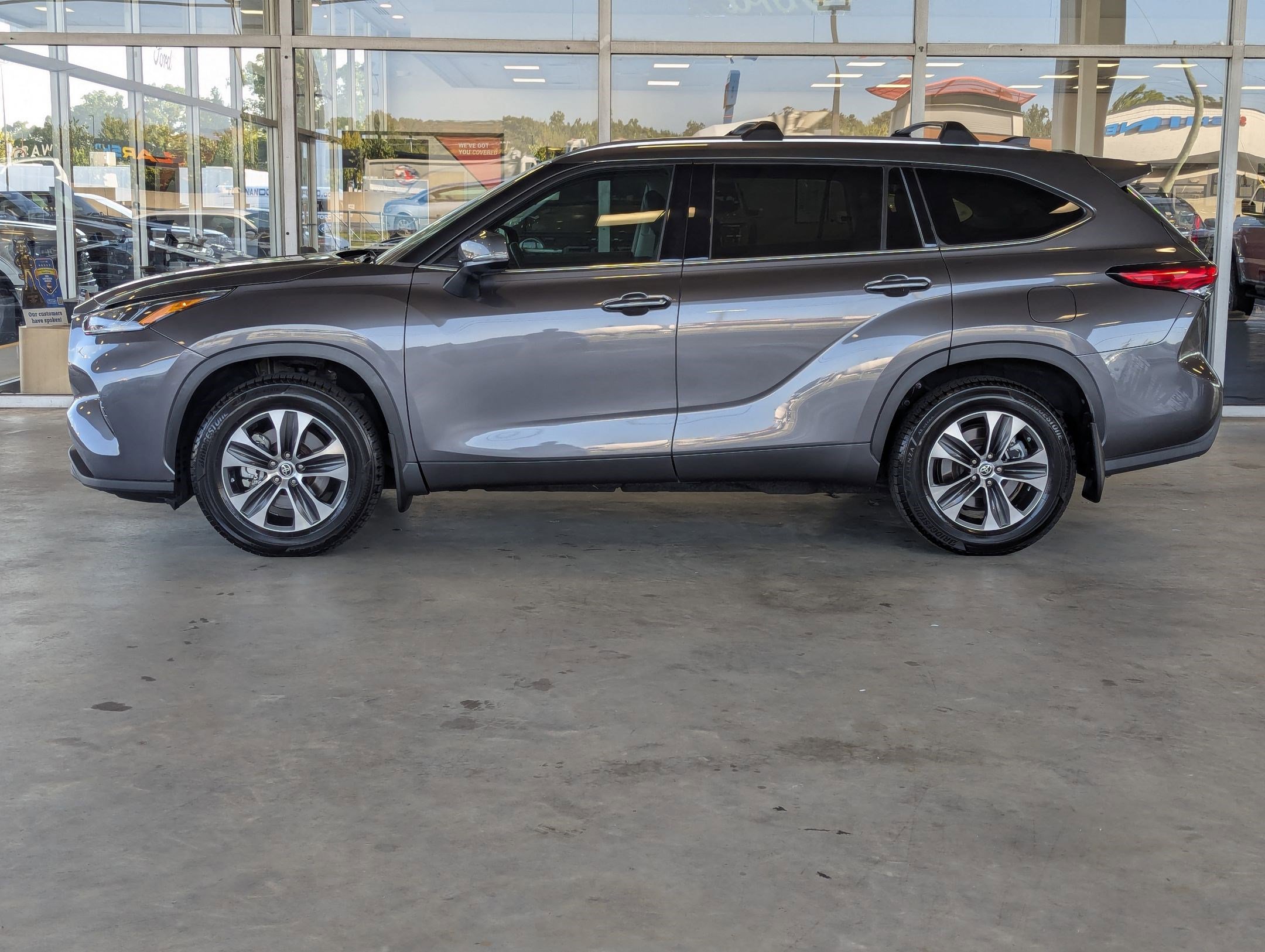 2021 Toyota Highlander XLE Sport photo 2