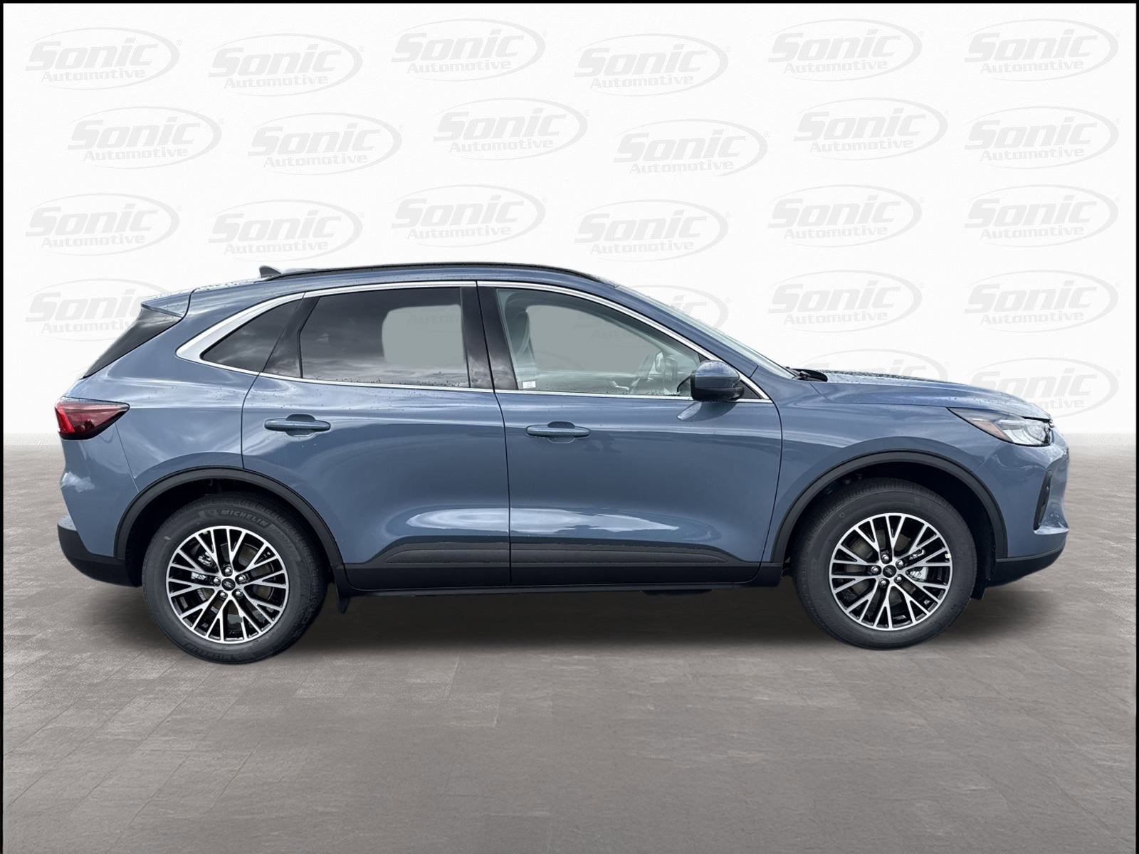 2025 Ford Escape photo 2