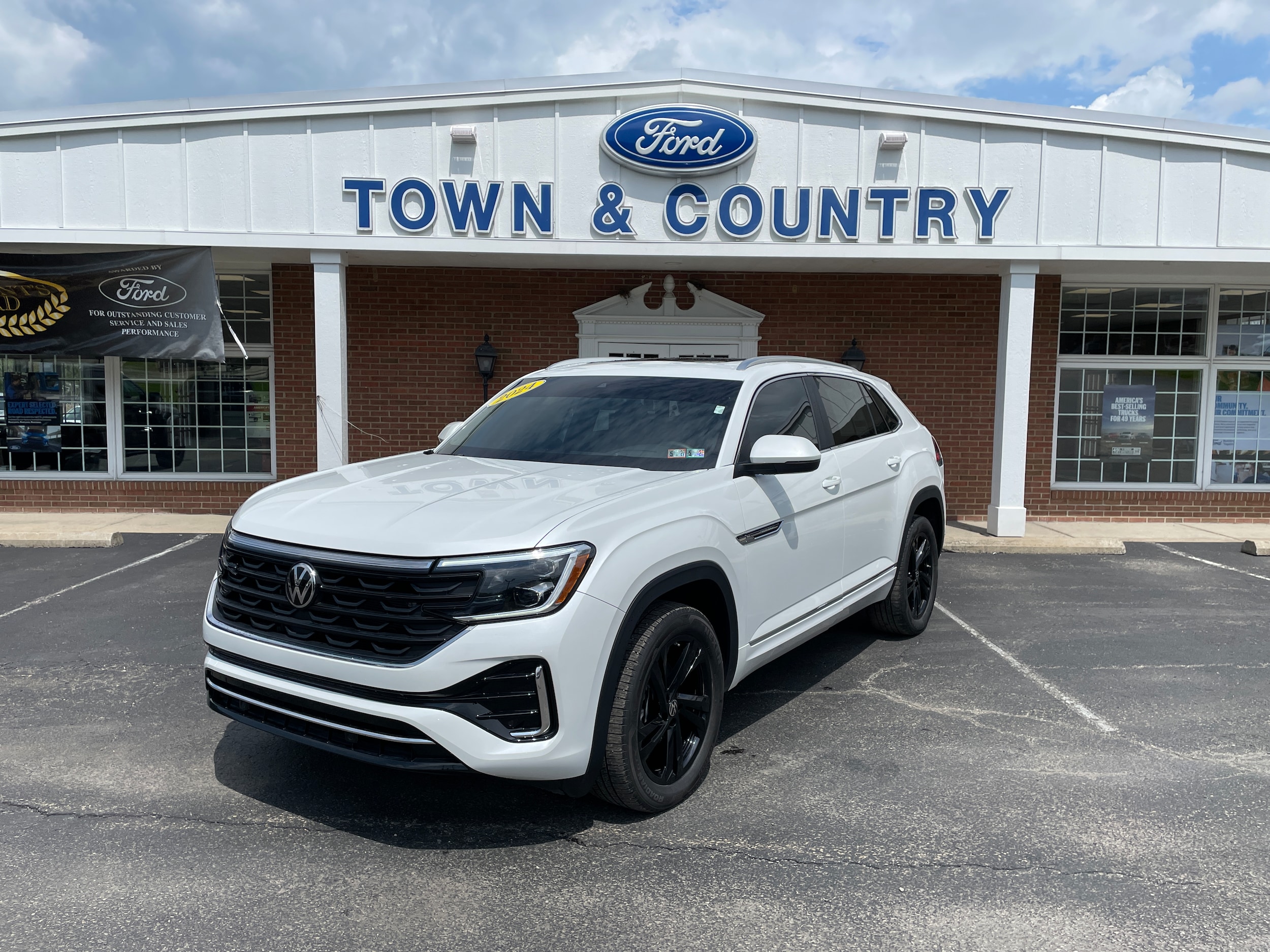 2024 Volkswagen Atlas Cross Sport 2.0T SEL R-Line 4MOTION's photo