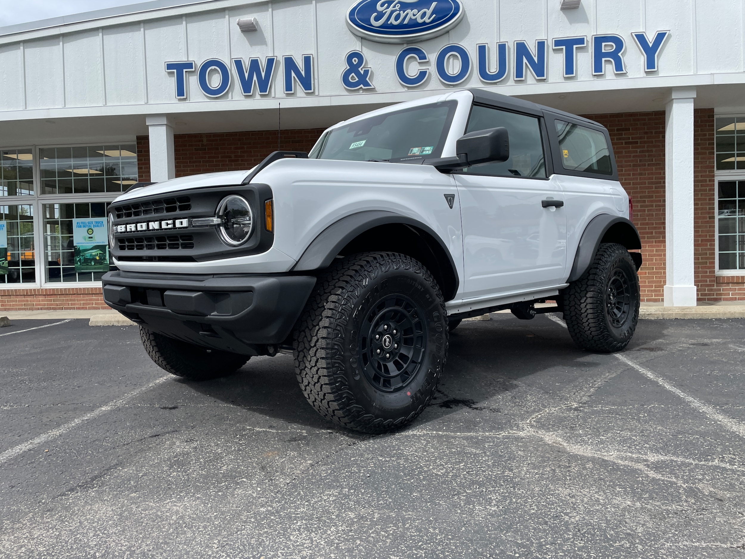 2026 Ford Bronco Base Oxford White at Town & Country Ford