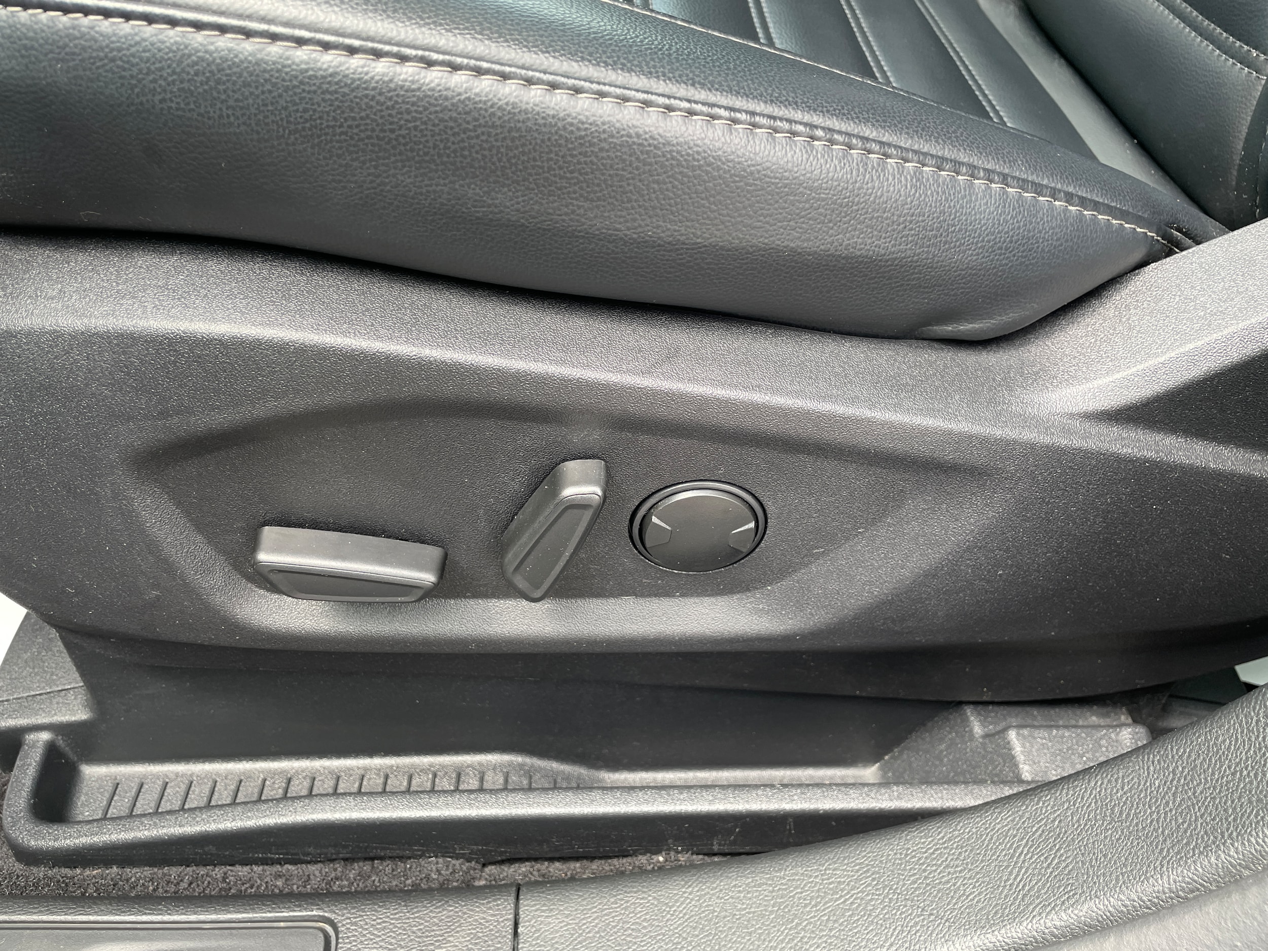 2024 Ford Edge SEL AWD Agate Black Metallic at Solomon Chevrolet