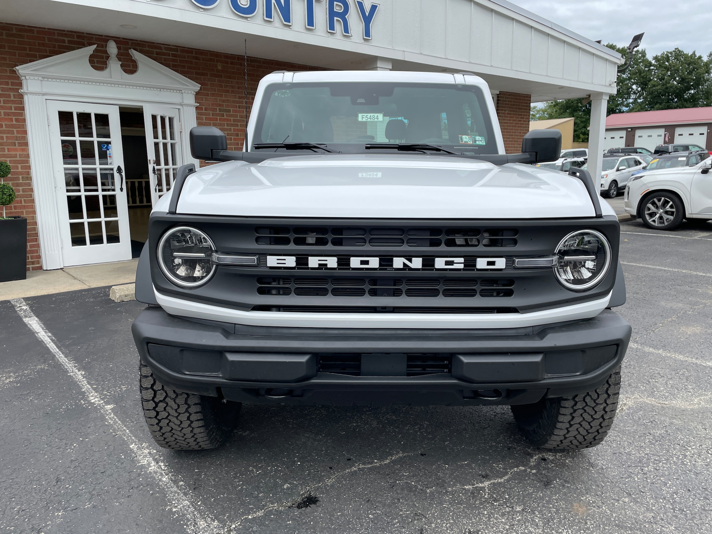 2026 Ford Bronco Base Oxford White at Town & Country Ford