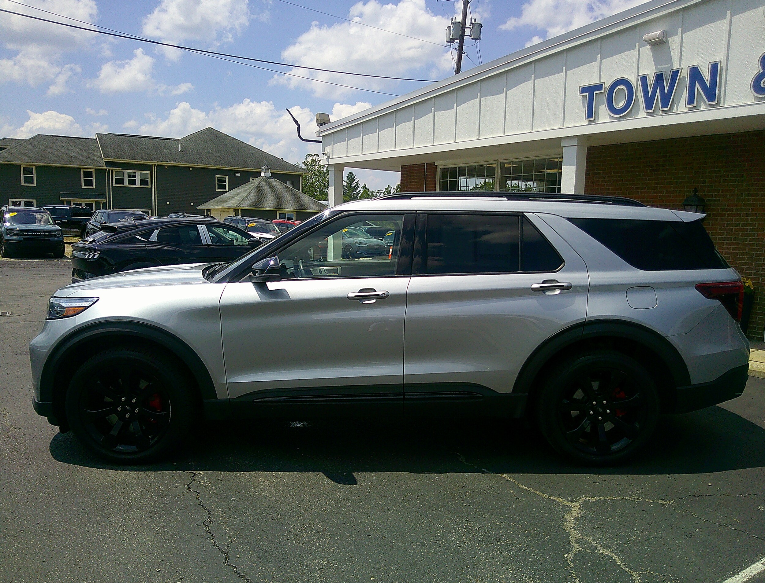 2022 Ford Explorer ST photo 2
