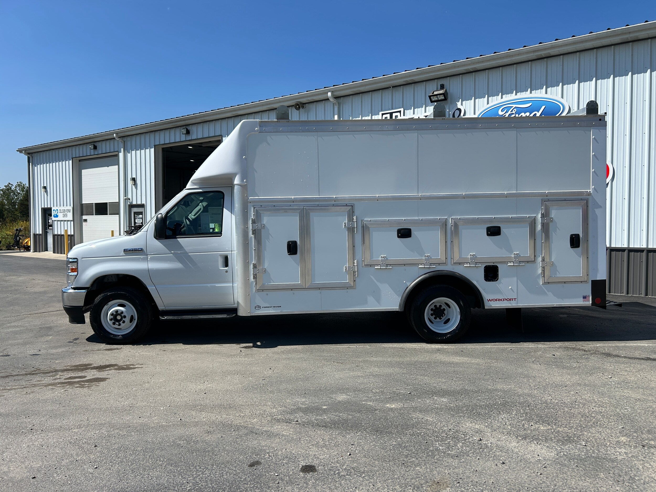 2026 Ford E-450 DRW photo 4