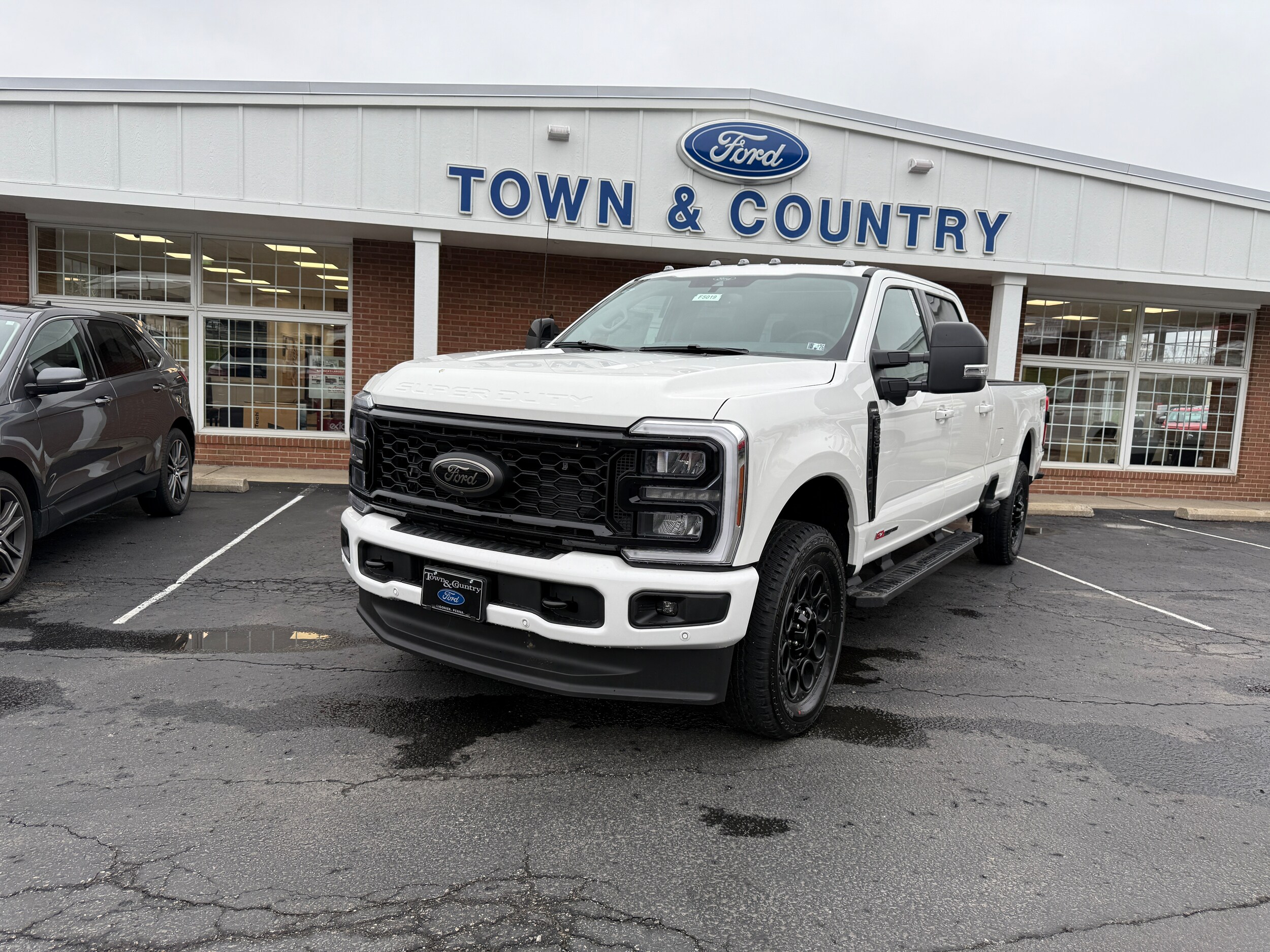 2025 Ford F-350 Lariat photo 2