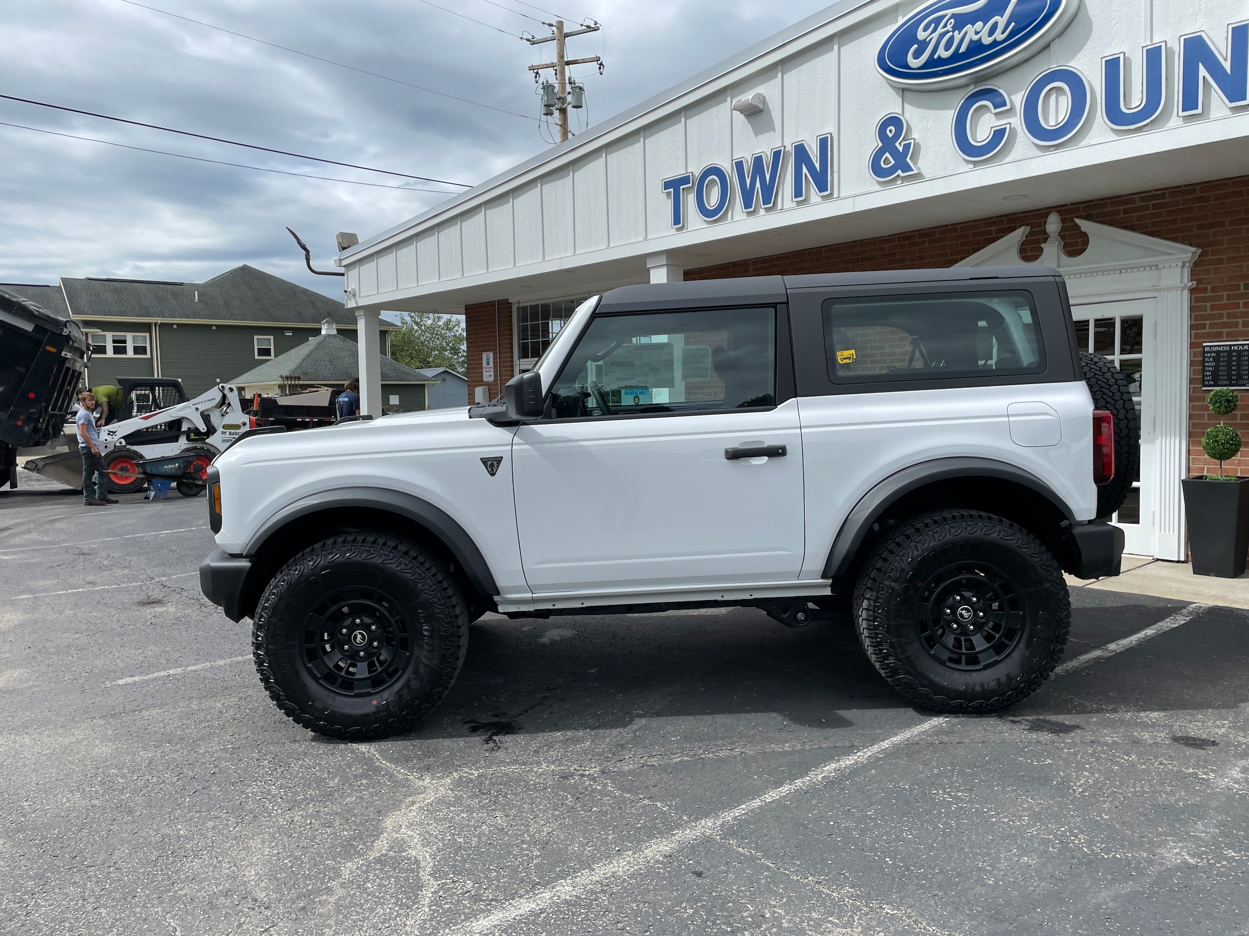 2026 Ford Bronco Base Oxford White at Town & Country Ford