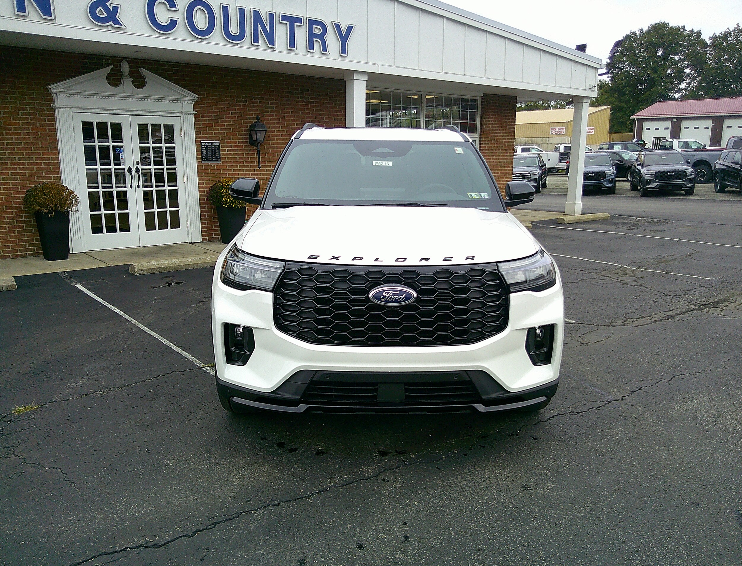 2025 Ford Explorer ST-Line photo 2