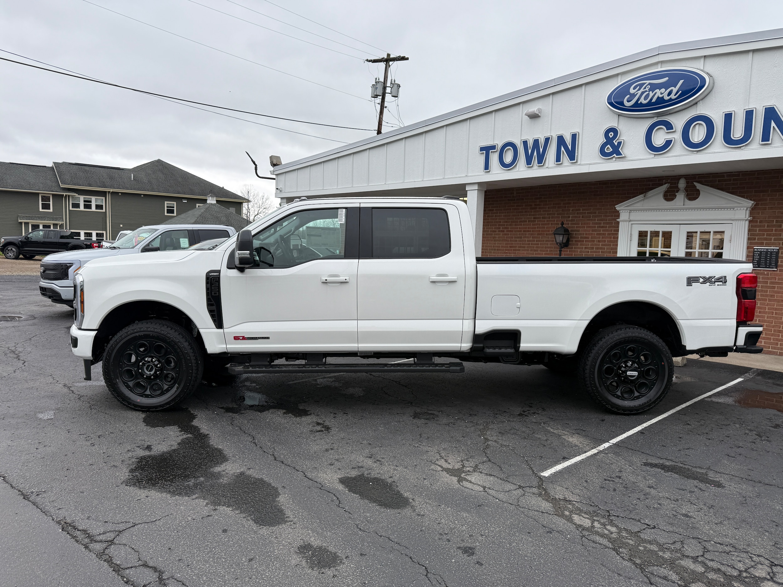 2025 Ford F-350 Lariat photo 3