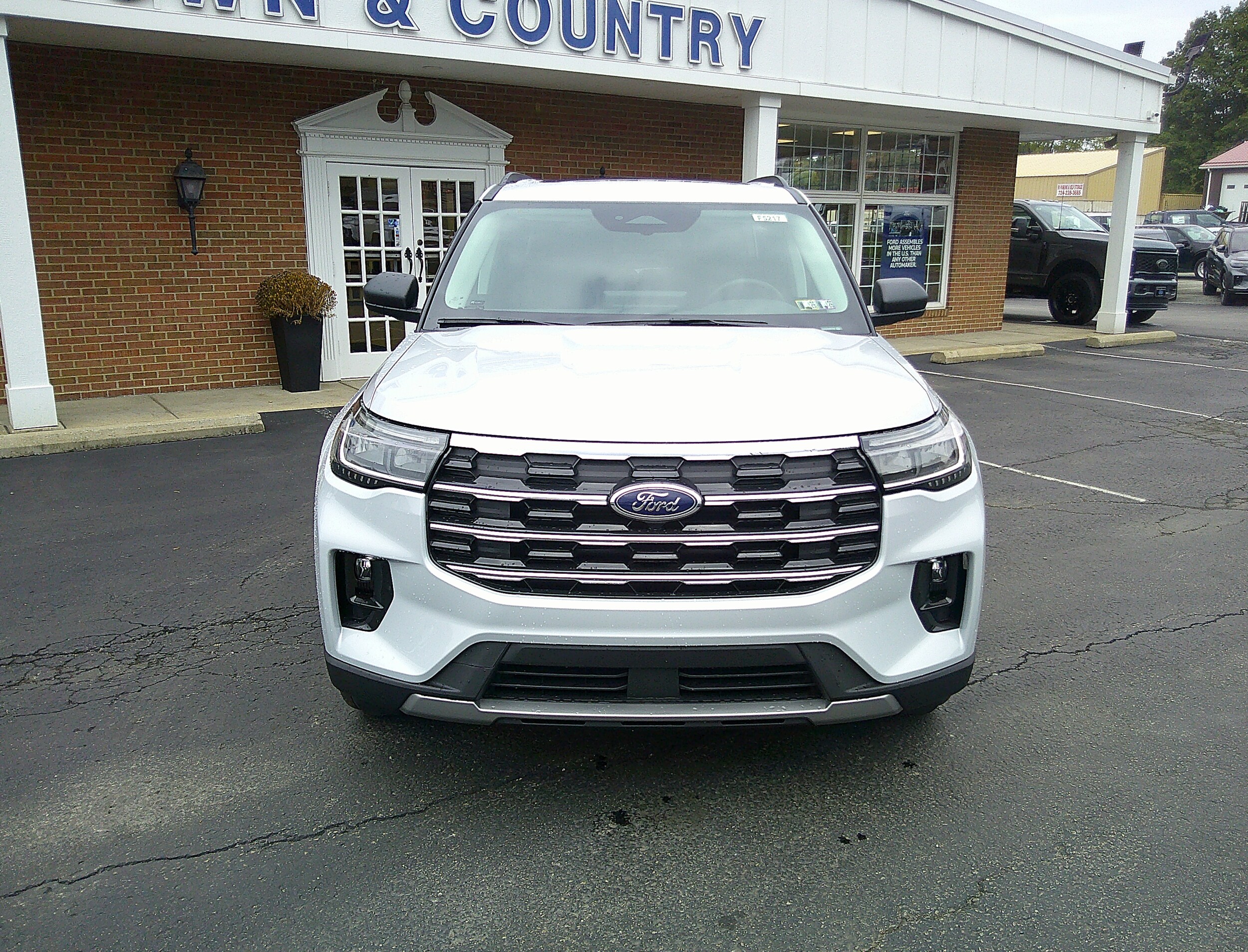2025 Ford Explorer photo 2