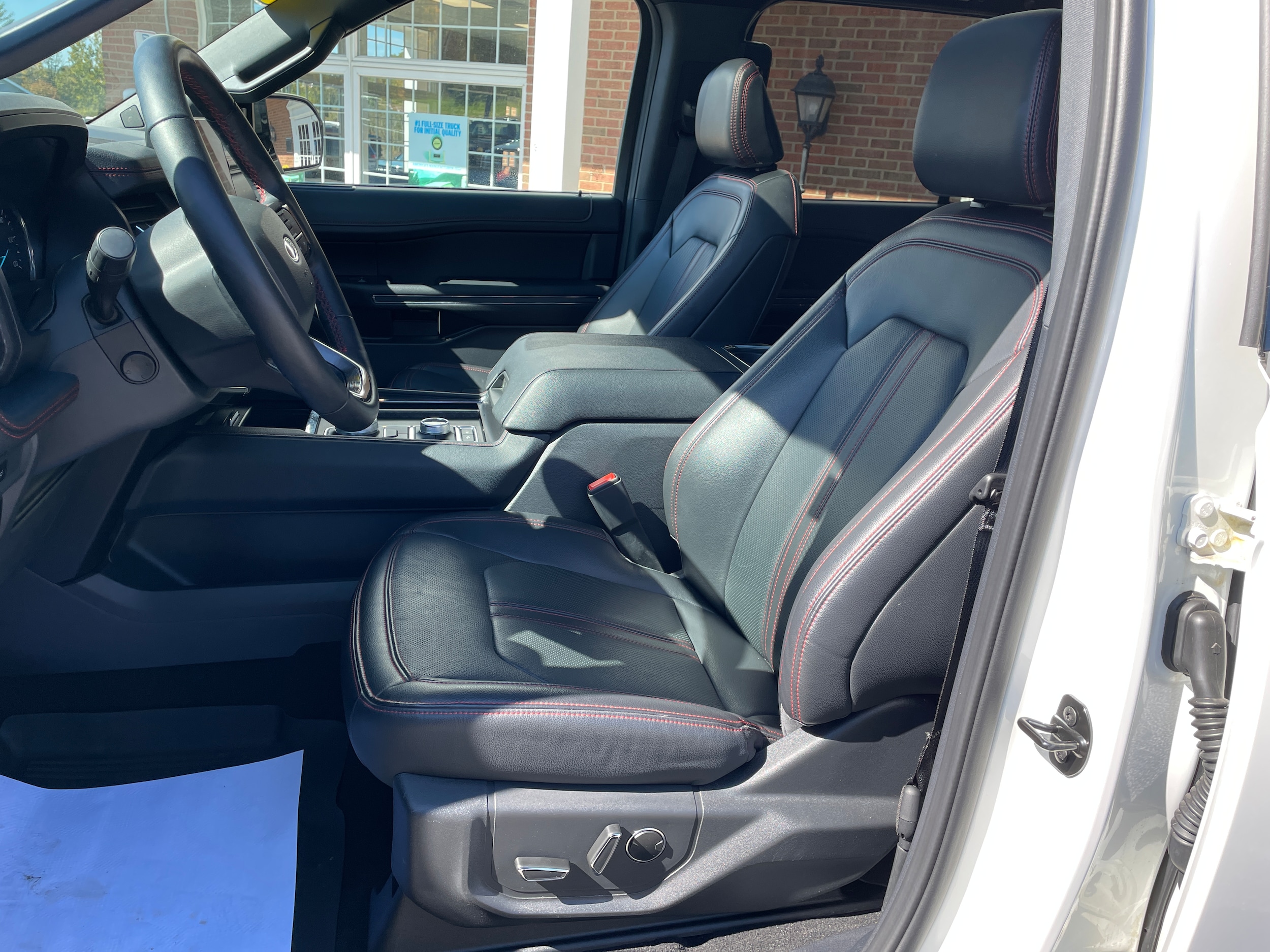 2024 Ford Expedition photo 17 of 33