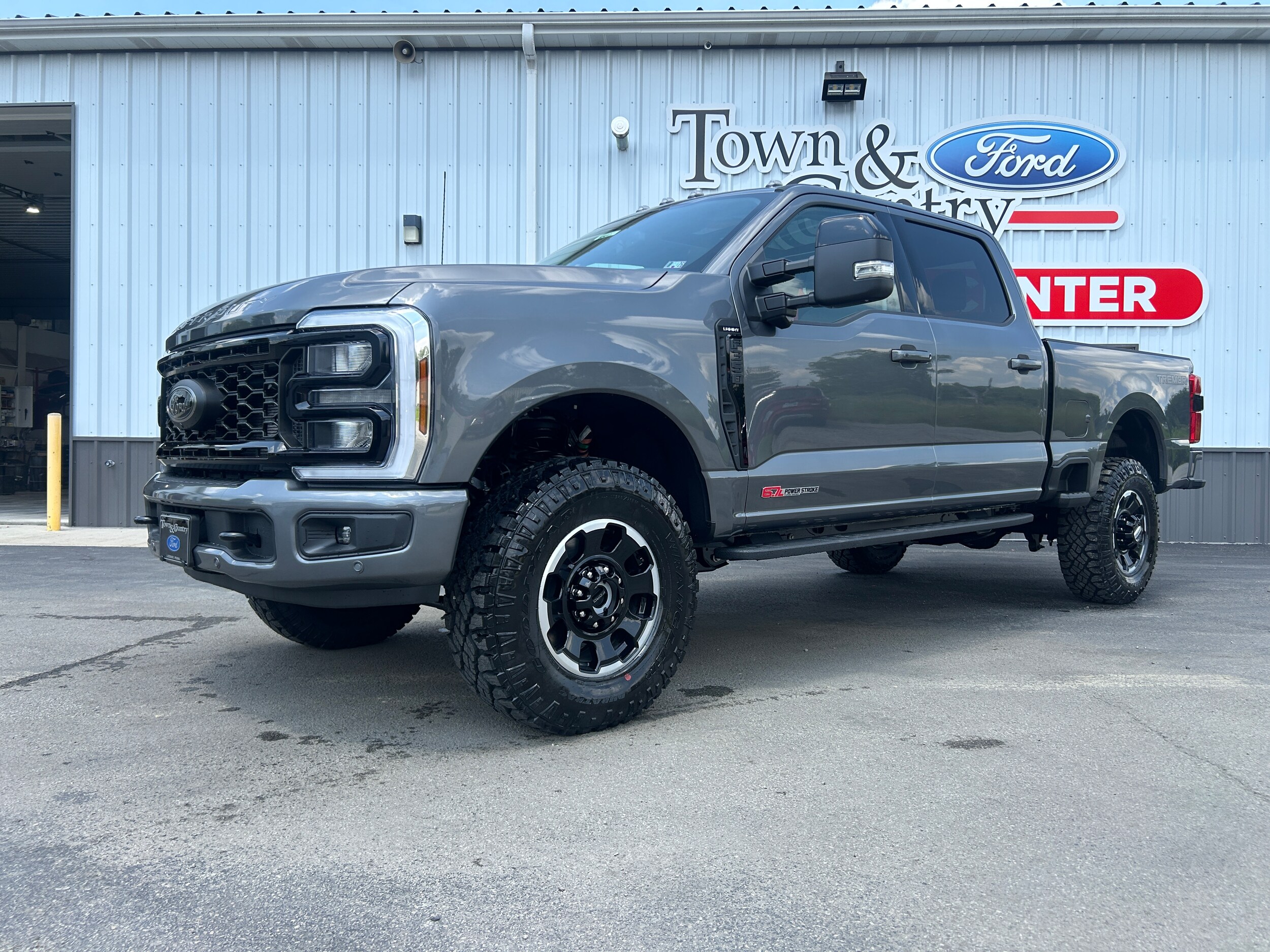 2025 Ford F-350 Lariat photo 3