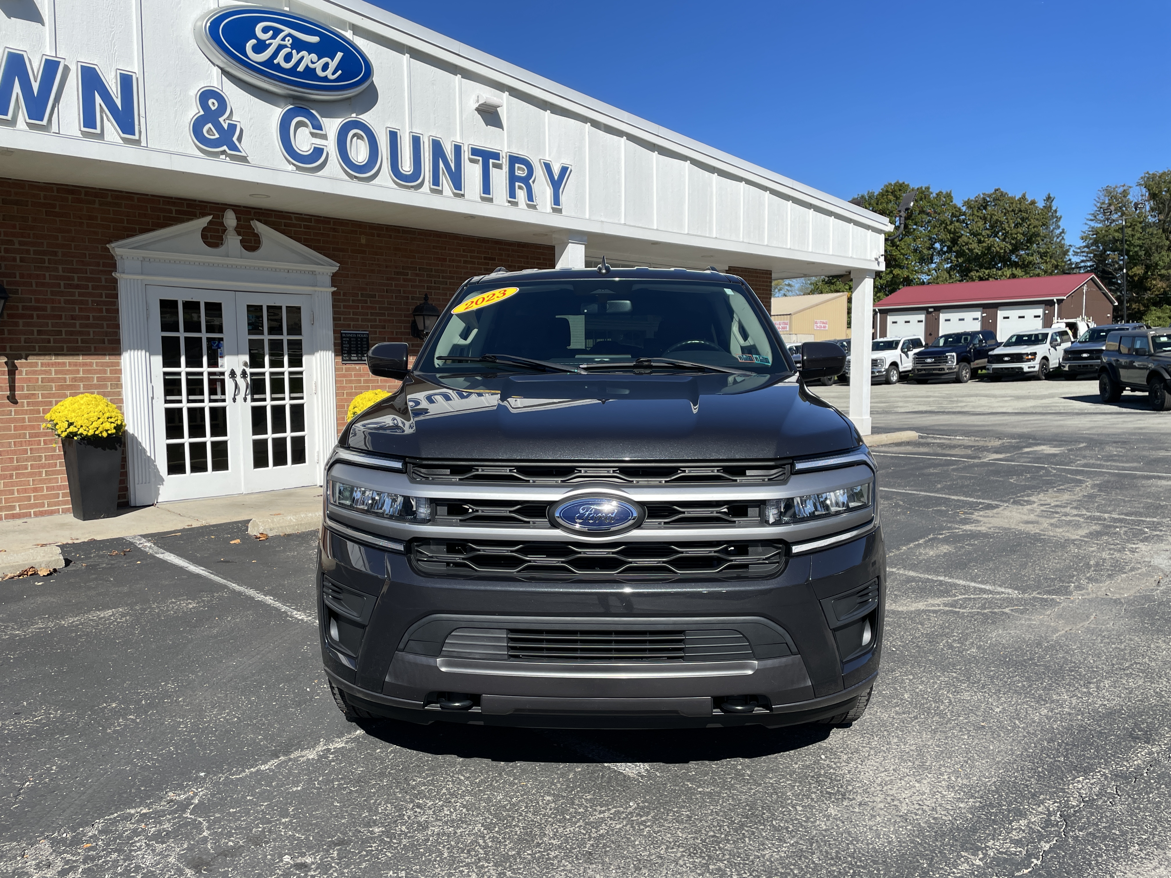 2023 Ford Expedition photo 2 of 28