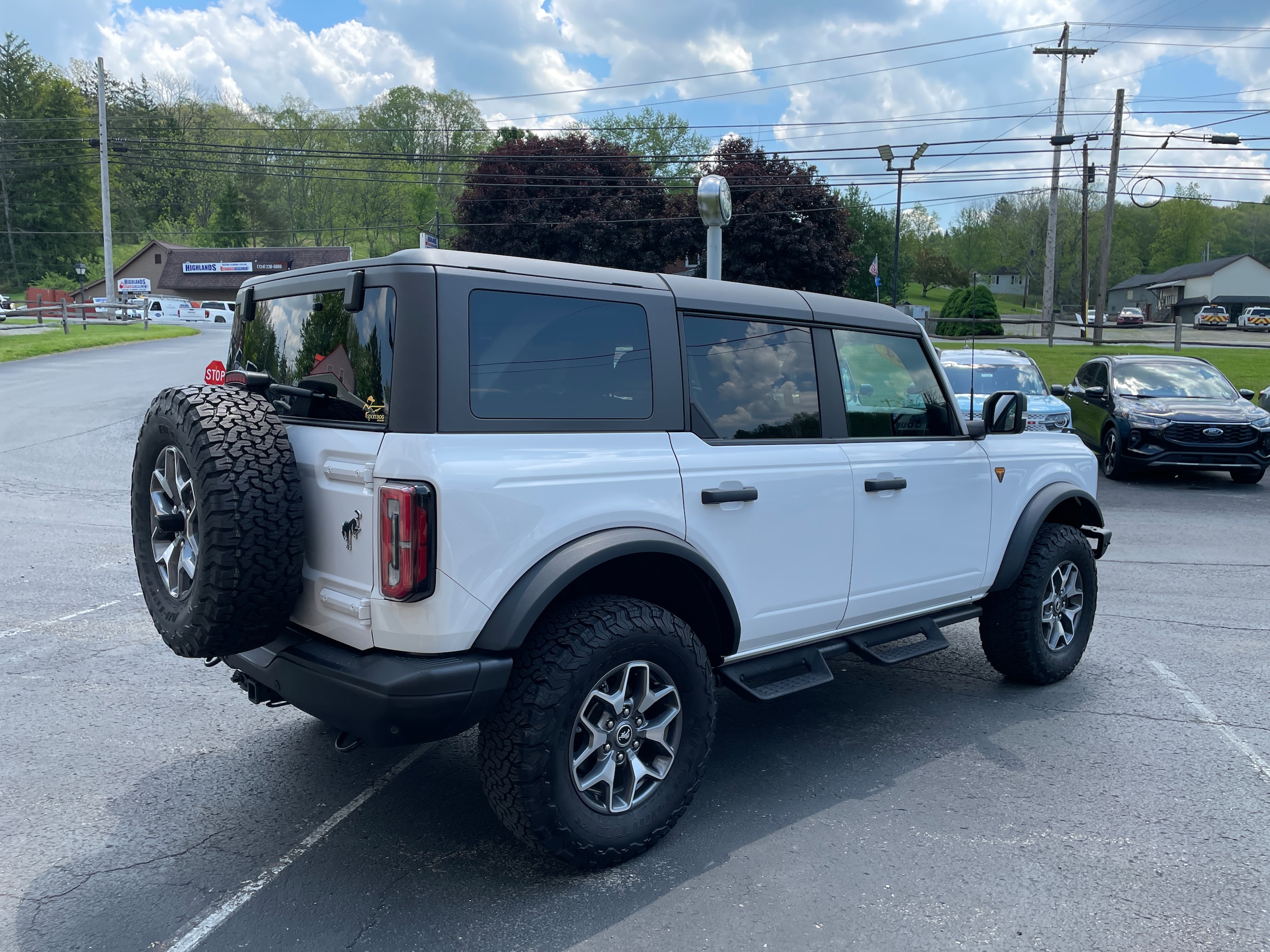 2024 Ford Bronco Badlands Oxford White at Town & Country Ford