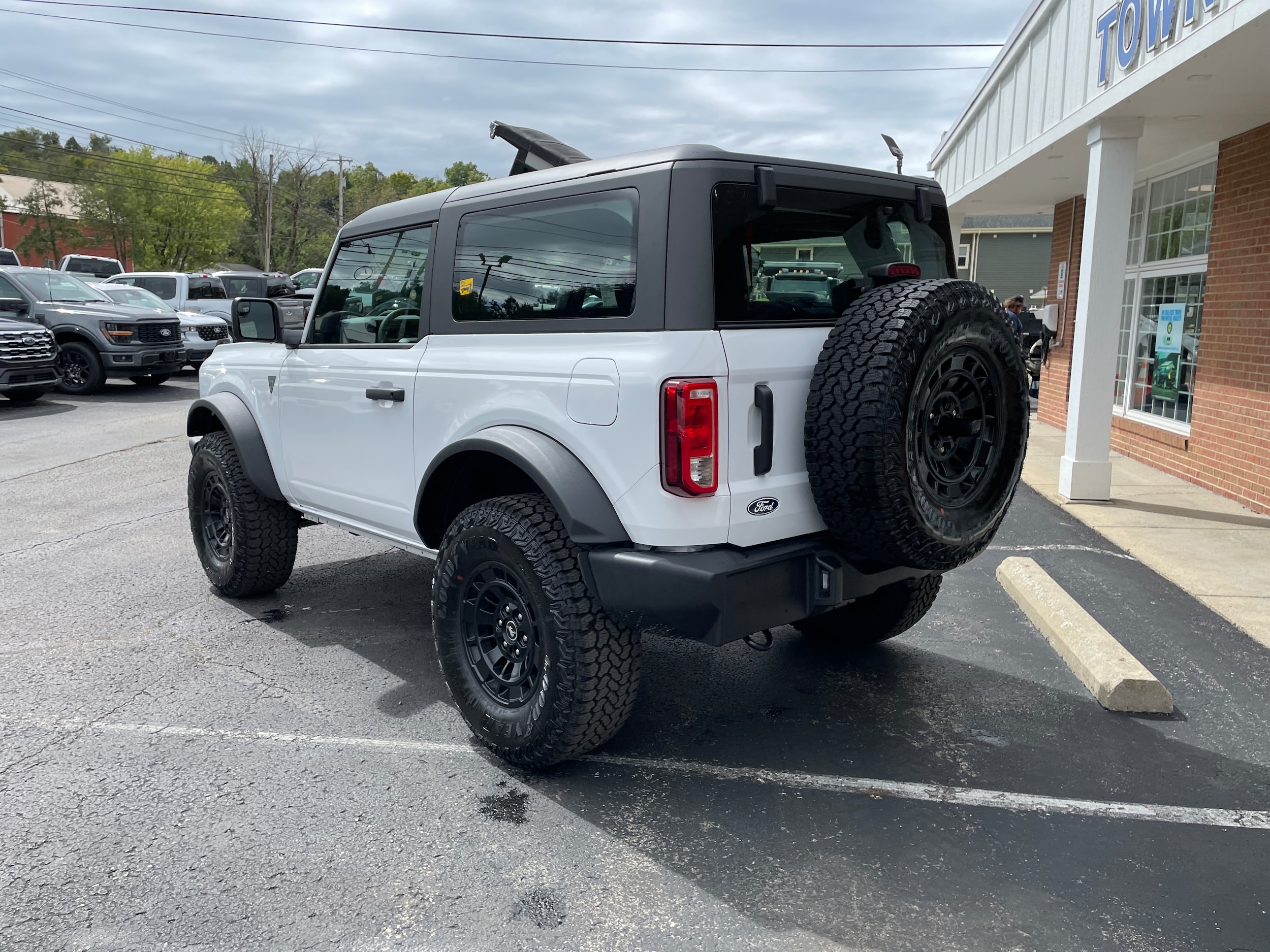 2026 Ford Bronco Base Oxford White at Town & Country Ford